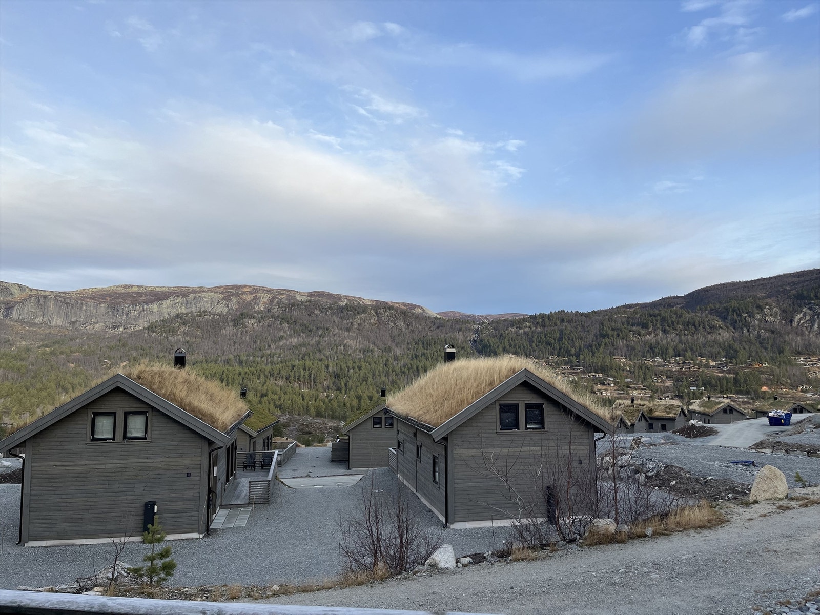 En flott bebyggelse i jordfarger som glir godt inn i omgivelsene og landskapet. Galleribilde