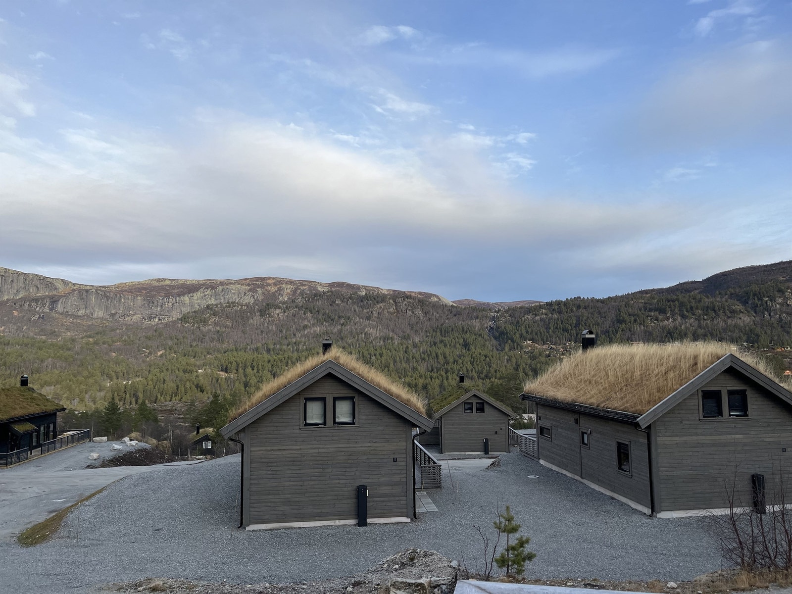 Hyggelig tun med flott vidstrakt utsikt ut over et vakkert fjellandskap. Galleribilde