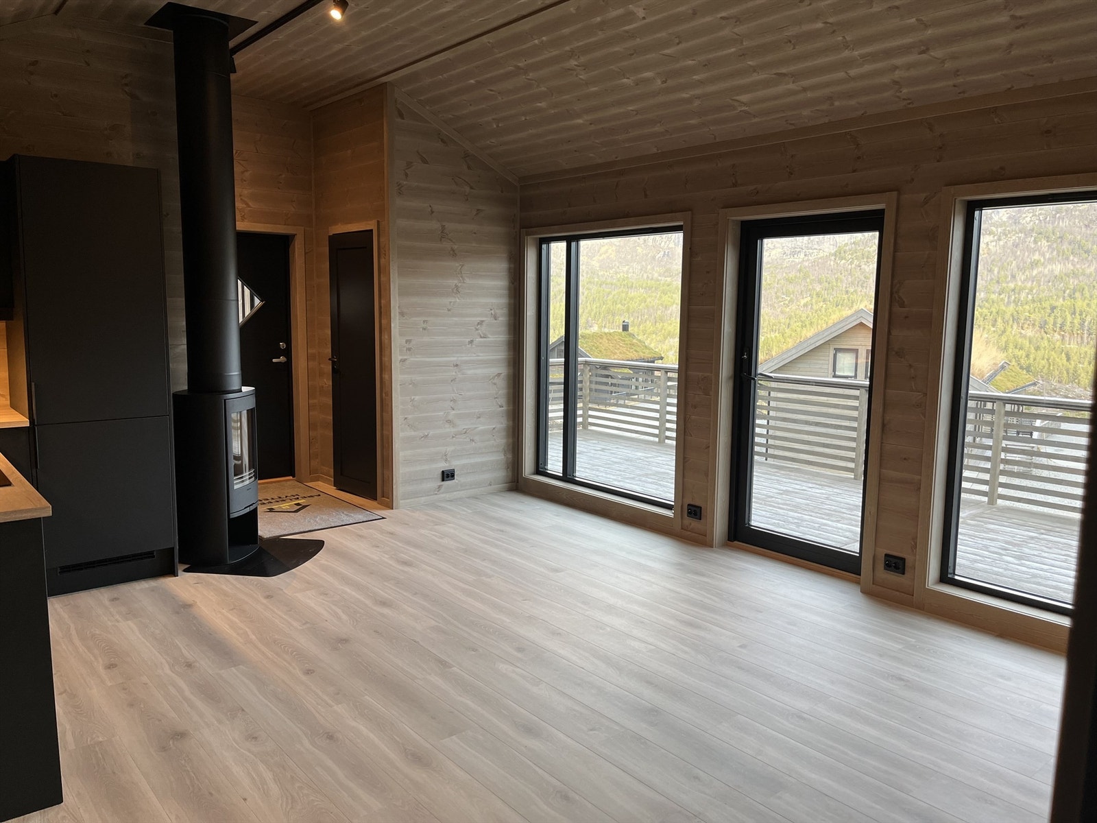 Fra stuen er det utgang til en stor veranda hvor du kan nyte solfylte dager på fjellet. Galleribilde