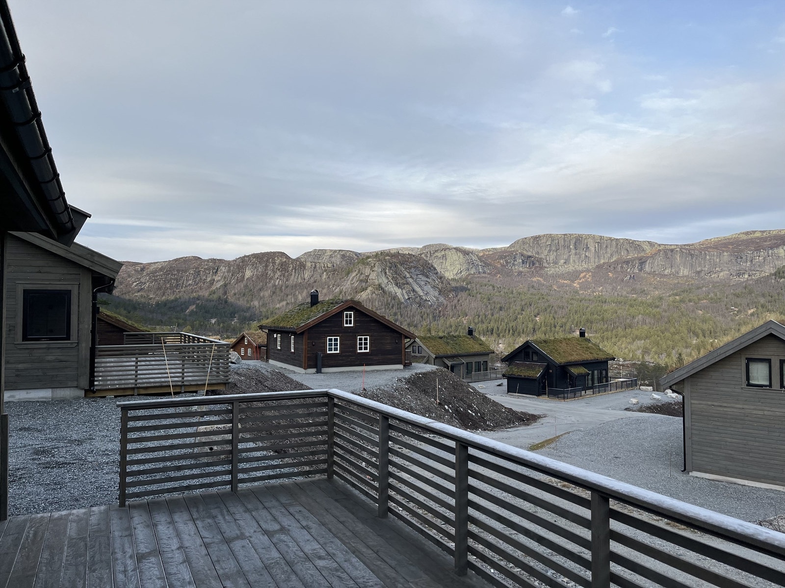 Bebyggelsen ligger paå en høyde som sikrer frisikt og vidstrakt utsikt til den mektige naturen. Galleribilde