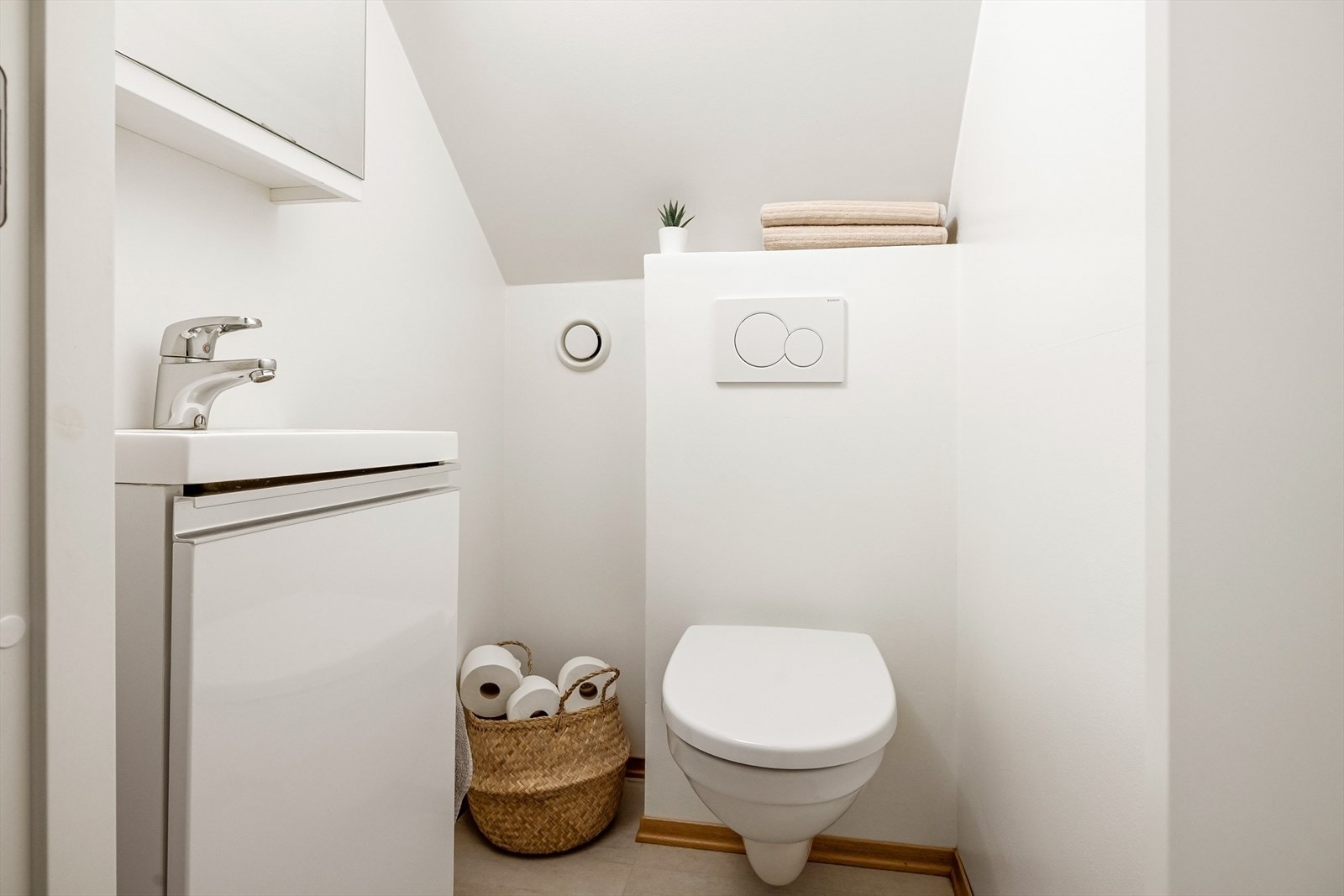 Leiligheten har også ekstra WC-rom. Galleribilde