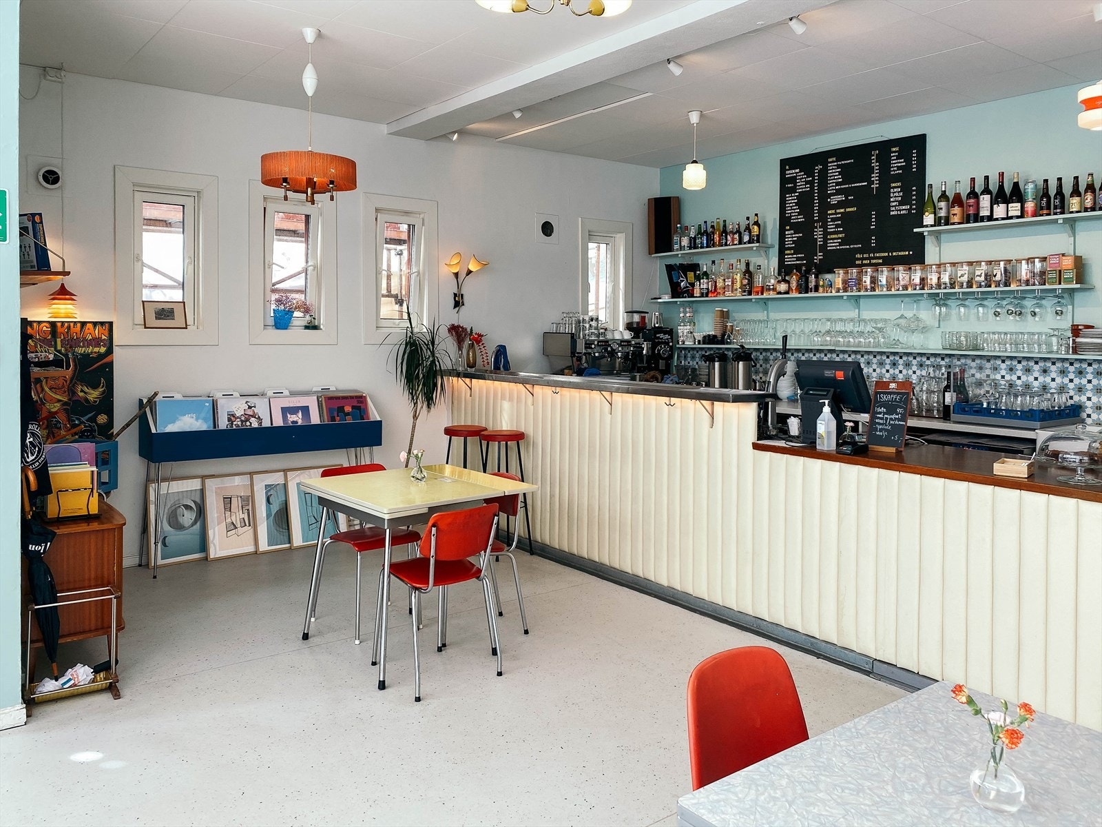 Området tilbyr et mangfold av trivelige kafeer, restauranter og spesialbutikker som gir et spennende tilskudd til bylivet. Galleribilde