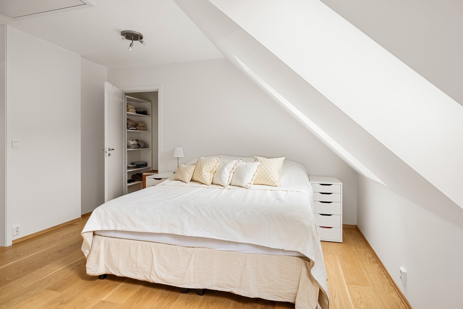 Hovedsoverommet kan skilte med eget walk-in closet som tilfører ekstra oppbevaringsplass. Galleribilde