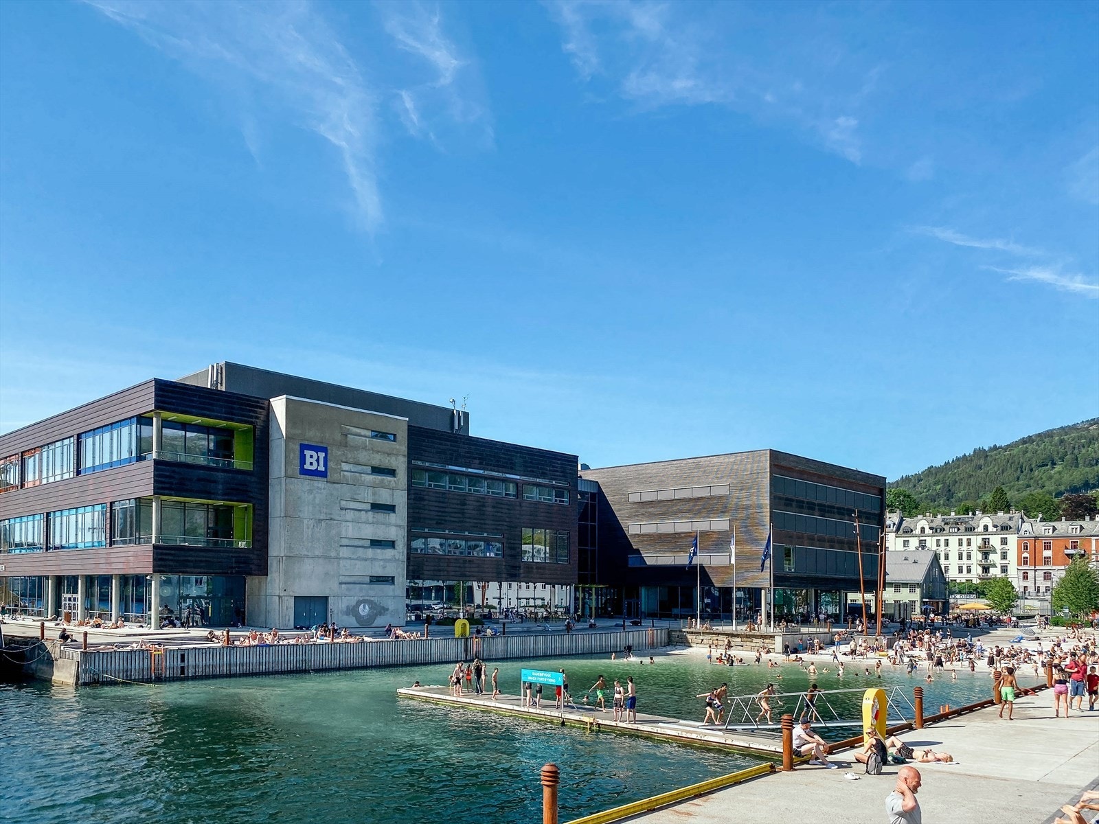 Nærheten til flere av byens ledende utdanningsinstitusjoner, som Universitetet i Bergen (UiB), Handelshøyskolen BI og Det Juridiske Fakultet, gjør denne beliggenheten spesielt attraktiv for studenter og akademikere. Galleribilde