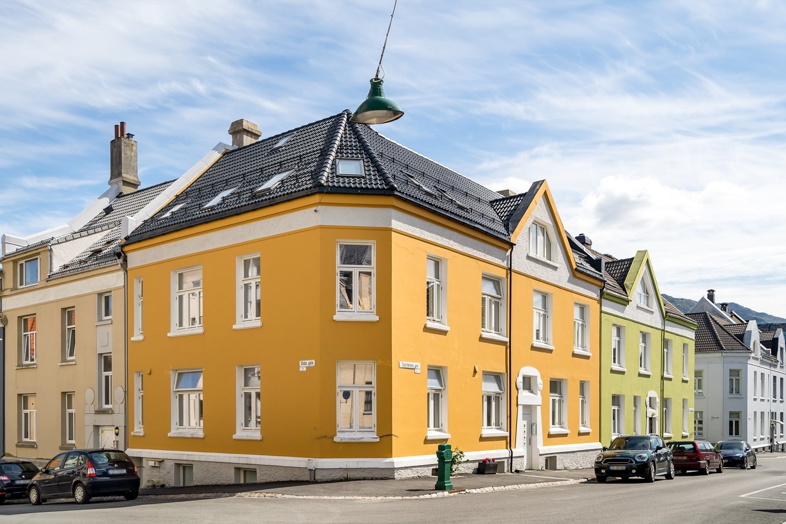 I umiddelbar nærhet har man et rikt utvalg av dagligvarehandel, kafeer, restauranter og sentrumkjernens butikkflora. Galleribilde
