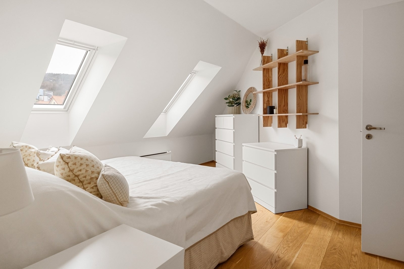 Hovedsoverommet er målt til 11,9 m² og man har god plass til dobbelseng, kommoder og skrivebord! Galleribilde