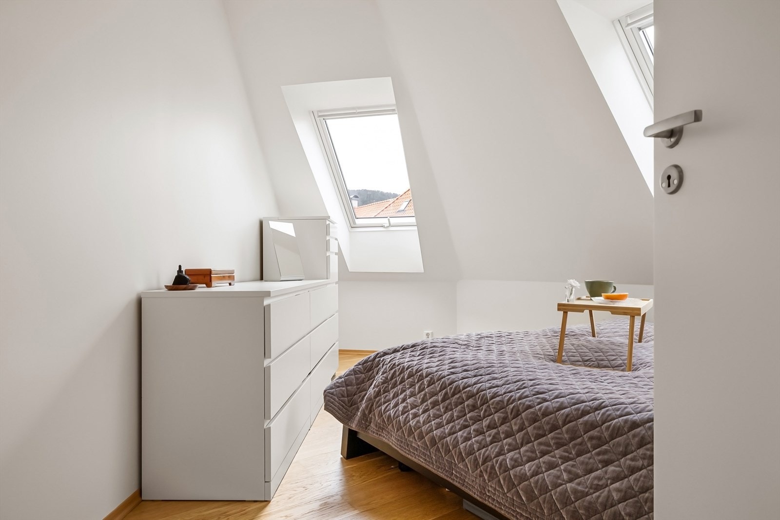 Og det er god plass til å sette opp garderobeskap/kommoder etter eget ønske. Dagens eier har utleid soverommet for 7000,- pr mnd. Galleribilde