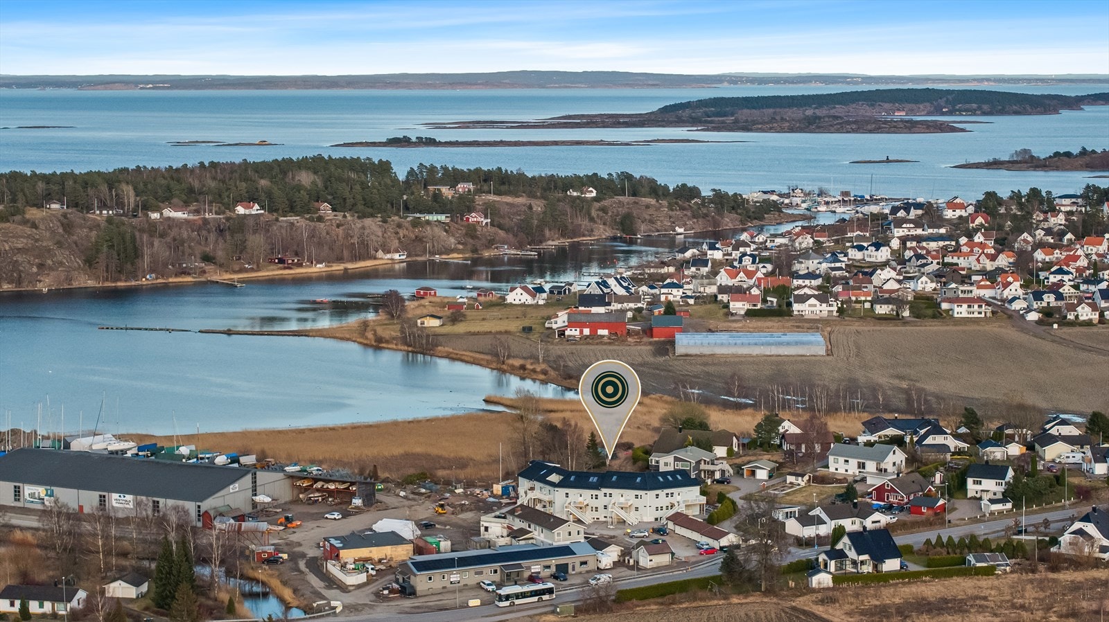 Leiligheten ligger i et landlig, sjønært og attraktivt boligområde på Hjemseng i Færder kommune, ca. 5 km fra Tønsberg sentrum. Området har nærhet til skoler, barnehager, offentlig kommunikasjon og gode servicetilbud. Galleribilde