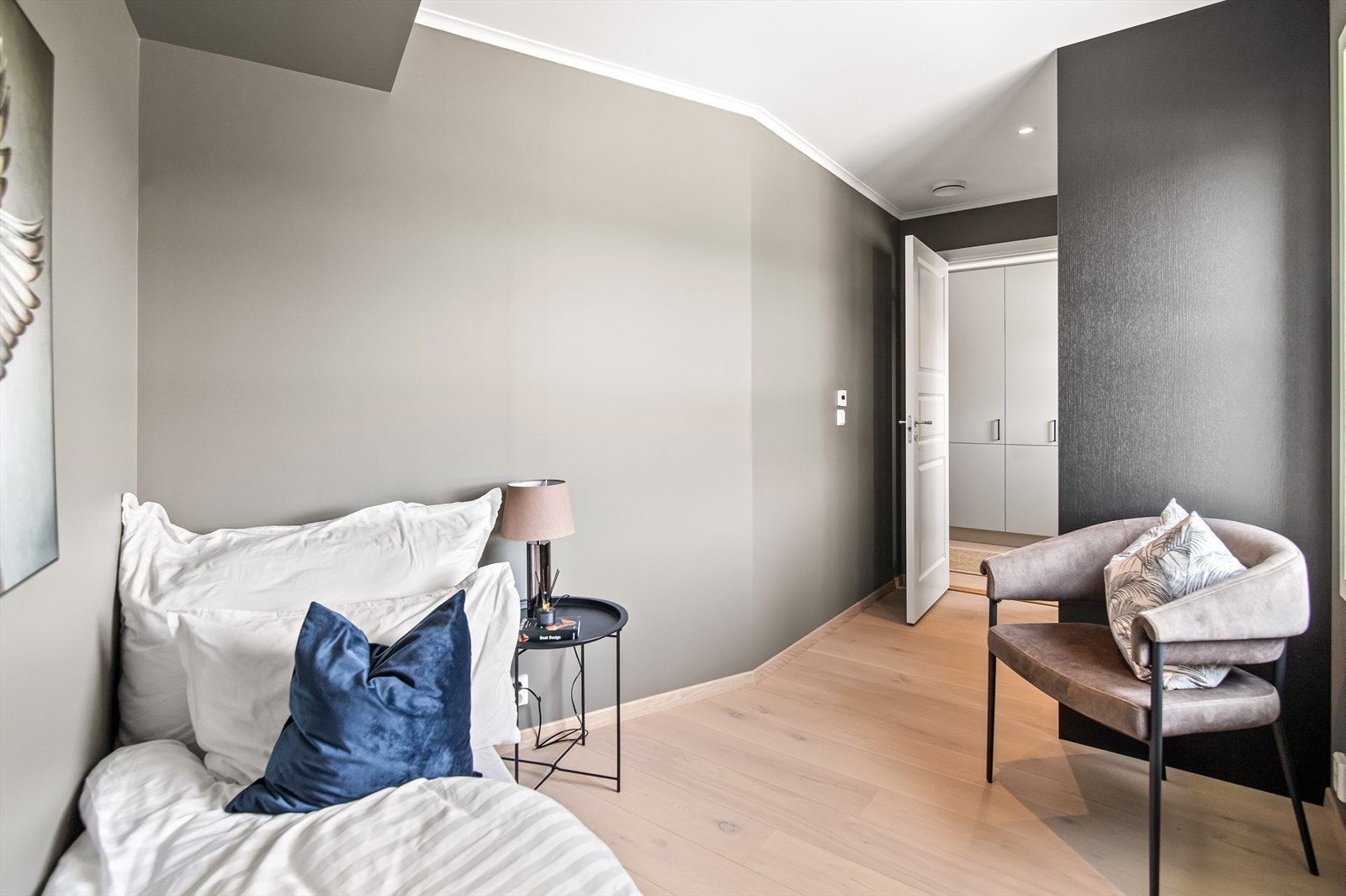 To soverom ligger på hver sin side av entreen, malt i Jotunfargen grå skifer for en behagelig atmosfære. Galleribilde