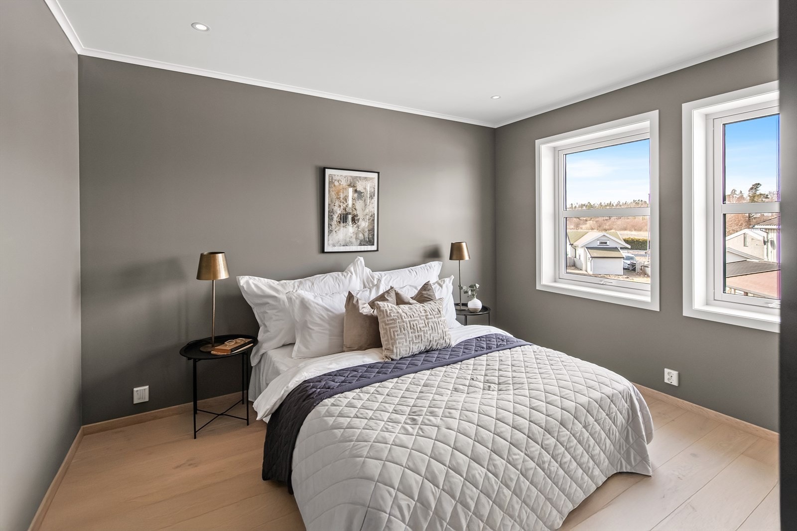 To soverom ligger på hver sin side av entreen, malt i Jotunfargen grå skifer for en behagelig atmosfære. Galleribilde