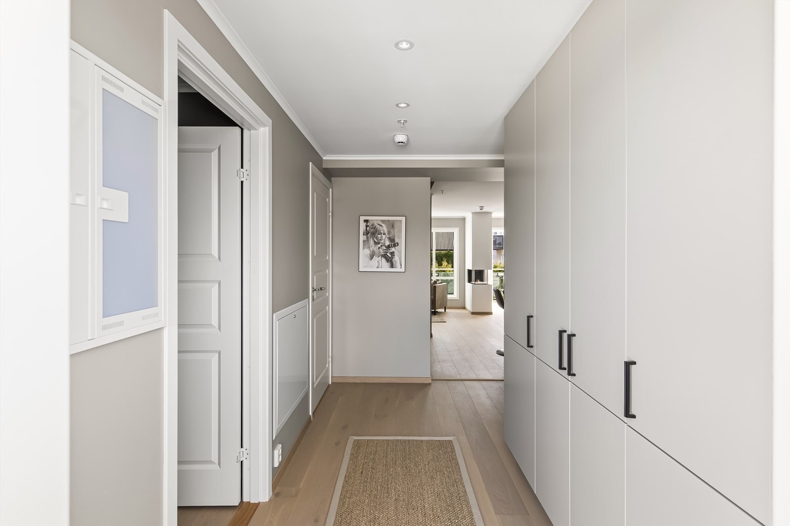 Velkommen inn i en stor og stilfull leilighet med høy funksjonalitet, utmerket for både ny- og veletablerte. Leiligheten ligger i andre etasje og har egen inngang via en solrik terrasse. Galleribilde