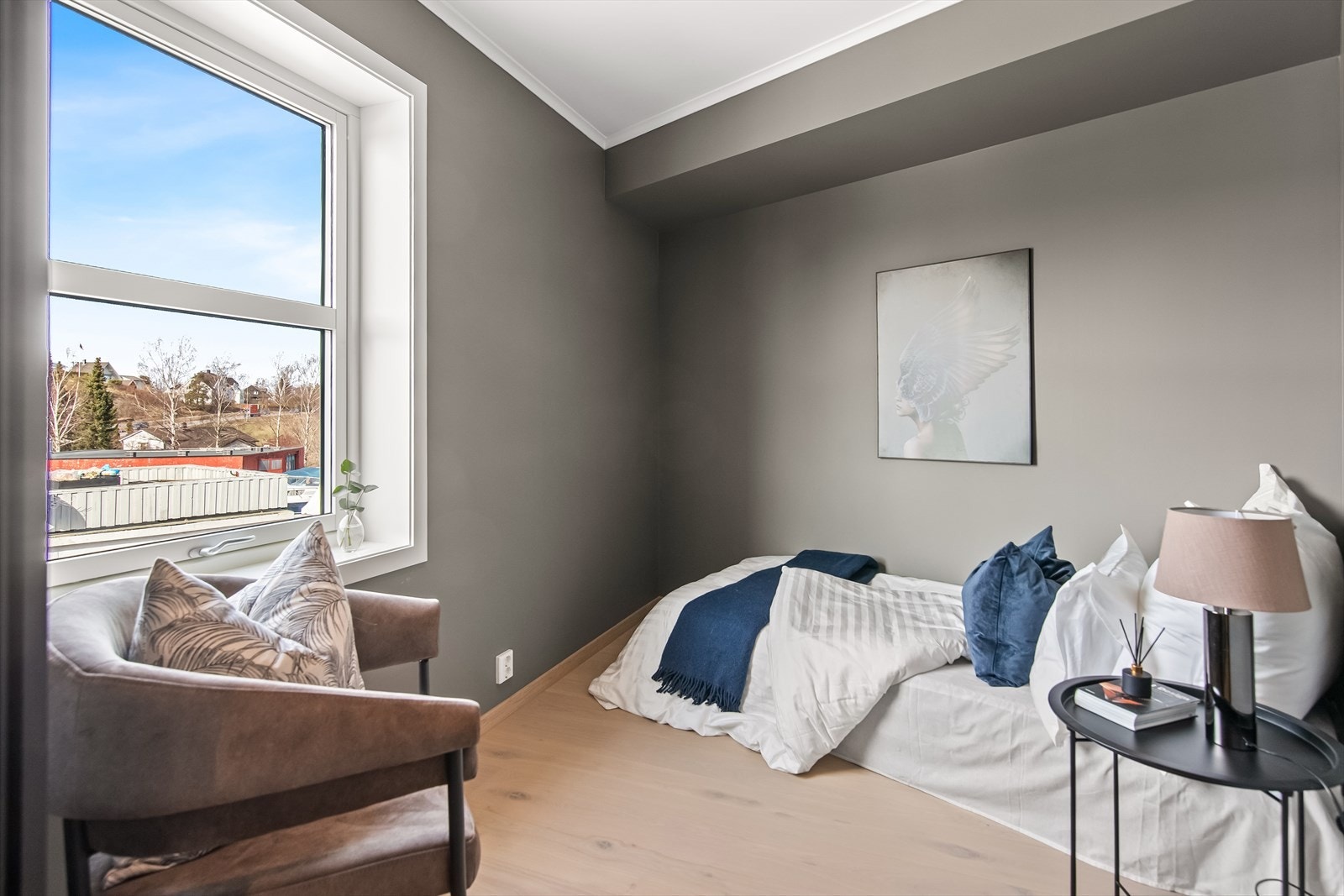 På begge soverommene er det mye oppbevaring i en plassbygget skyvedørsgarderobe med innredning og speilfronter i sort innramming. Galleribilde