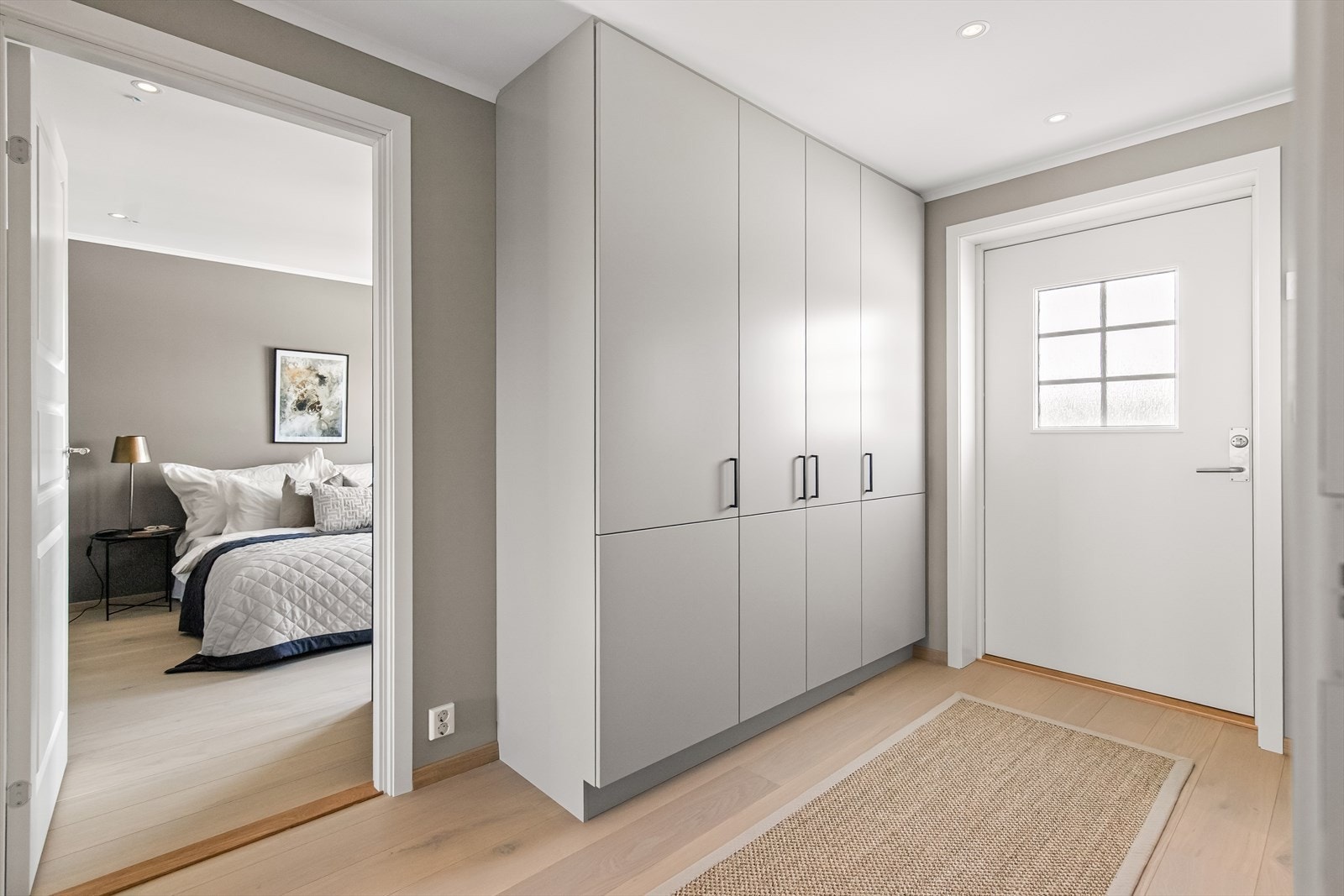 Entreen er innredet med et stort skap, og godt med ekstra lagringsplass finnes på vaskerommet og i en disponibel kjellerbod på ca. 8,4 kvm. Galleribilde