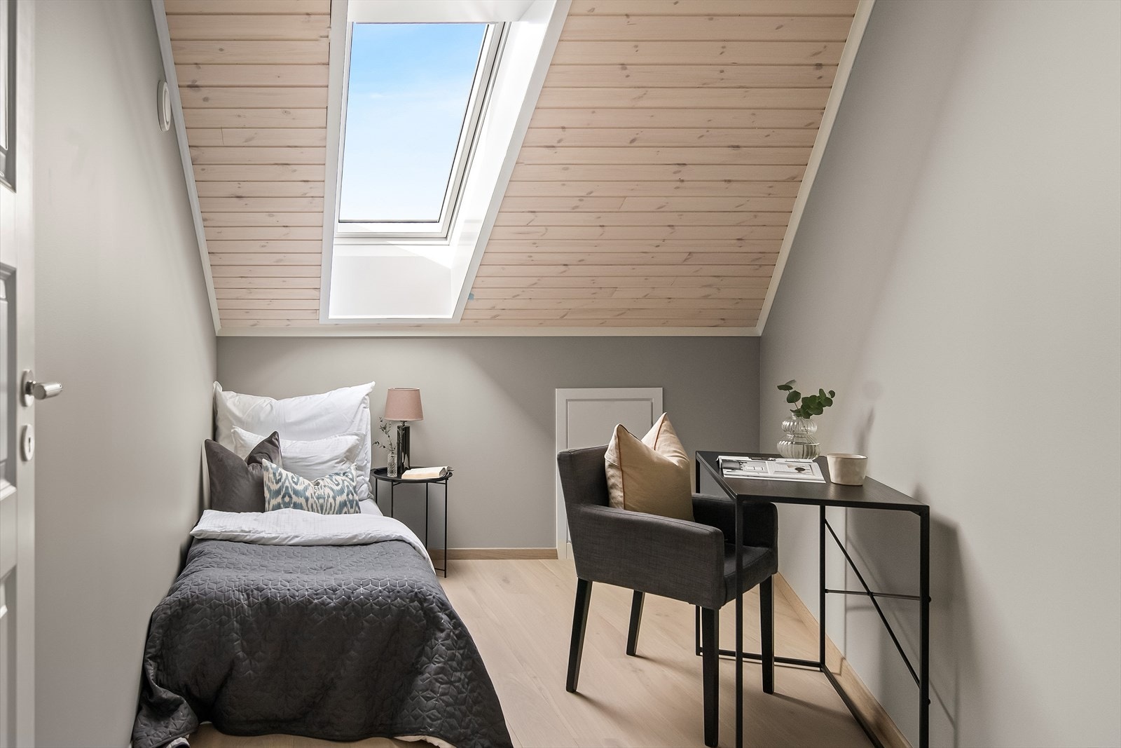 Øverst har leiligheten et innredet rom i bruk som soverom. Galleribilde