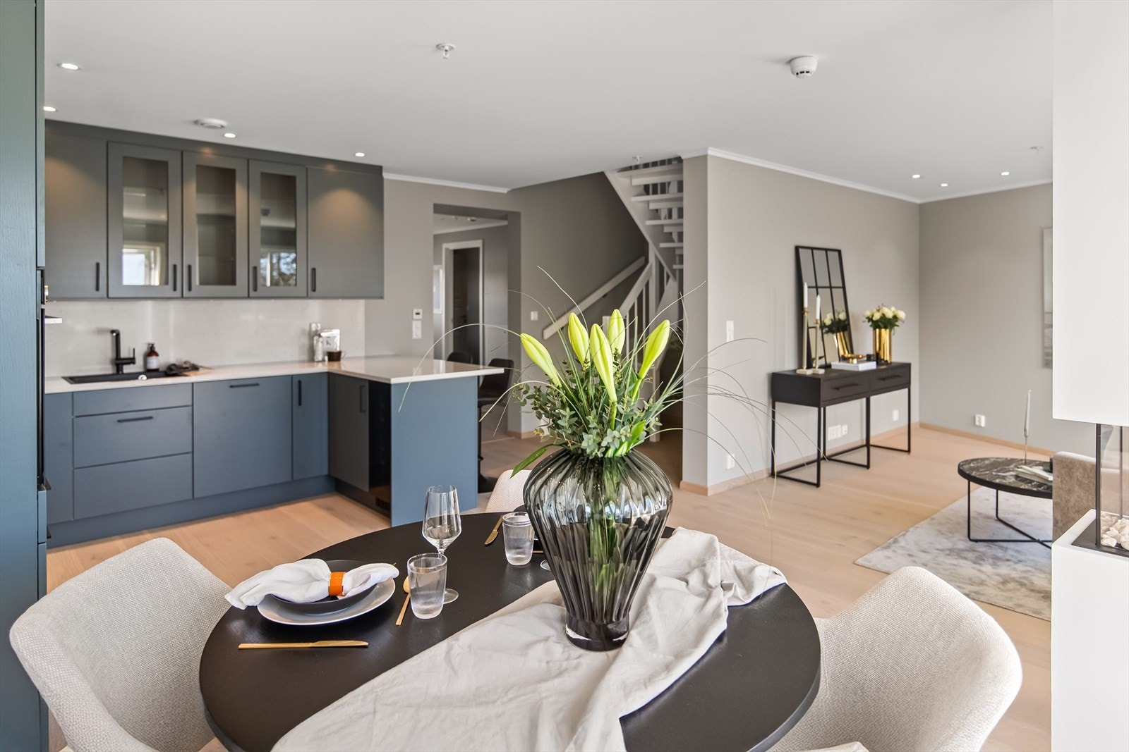 Sammen med kjøkkenet utgjør stuen et åpent og innbydende allrom. Galleribilde