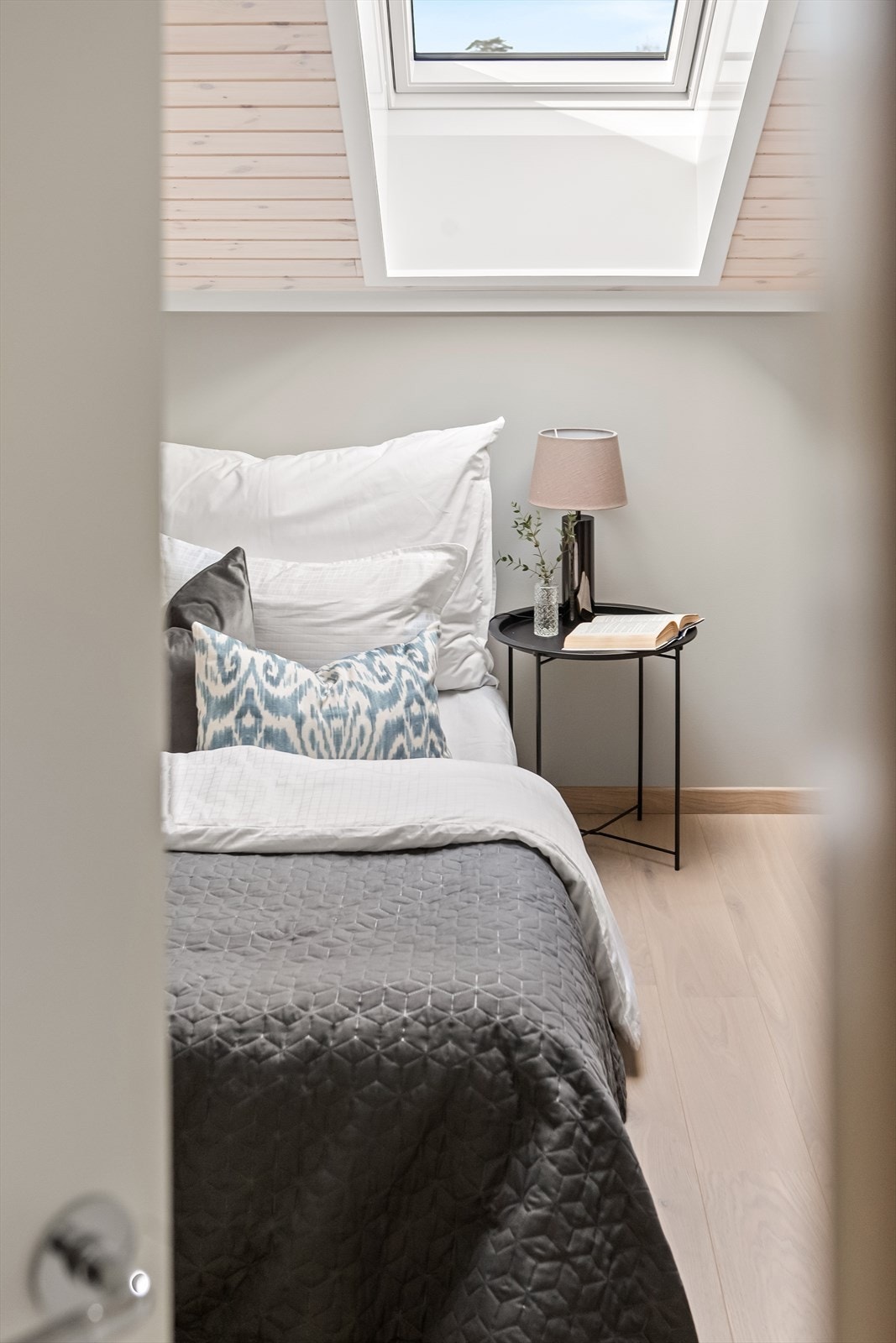 Øverst har leiligheten et innredet rom i bruk som soverom. Galleribilde