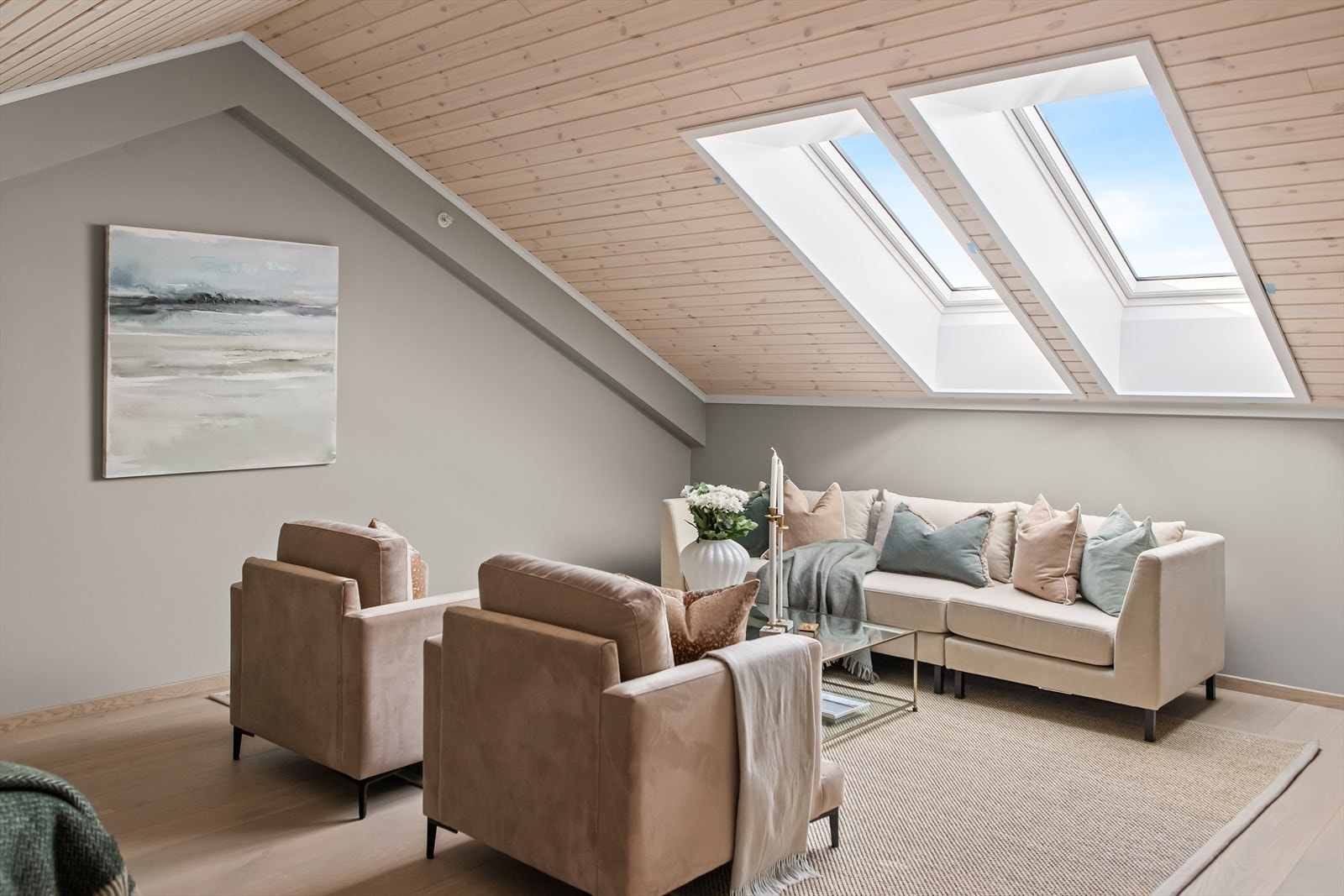 Atmosfæren er usjenert, og rommet er perfekt hvis man ønsker å trekke seg tilbake for litt egentid med en god bok eller film. Galleribilde