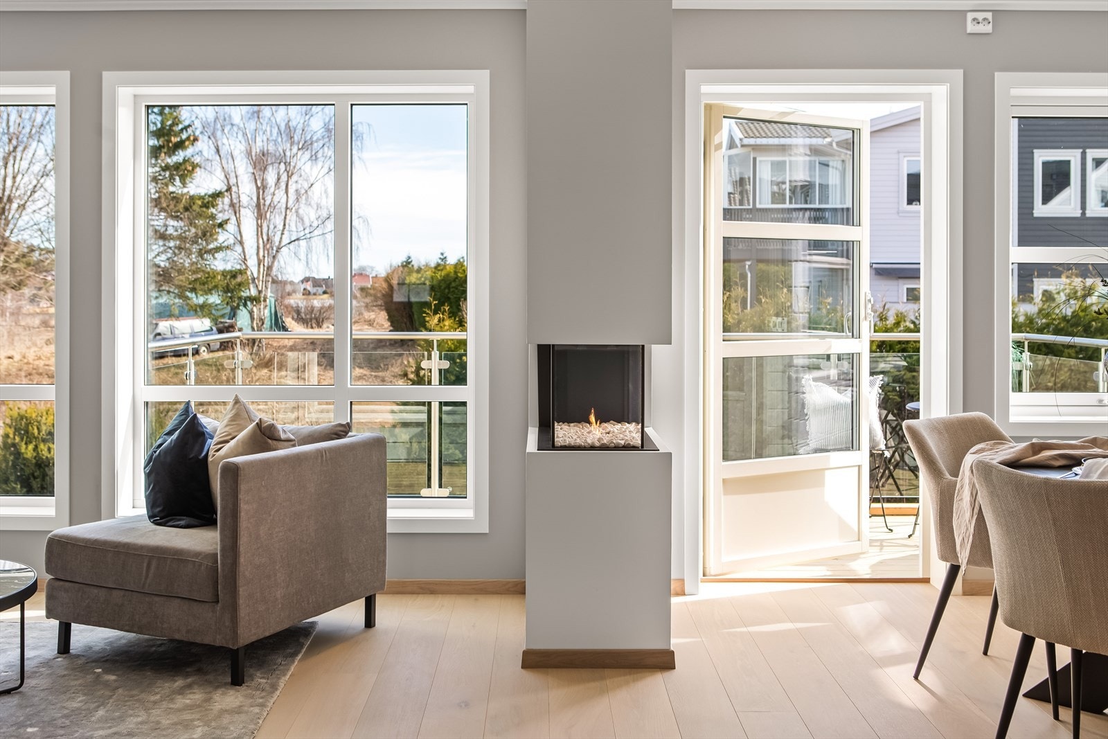 Vinduene inkluderer en glassdør til balkongen, perfekt for rolige morgenstunder med kaffekoppen i hånda. Galleribilde