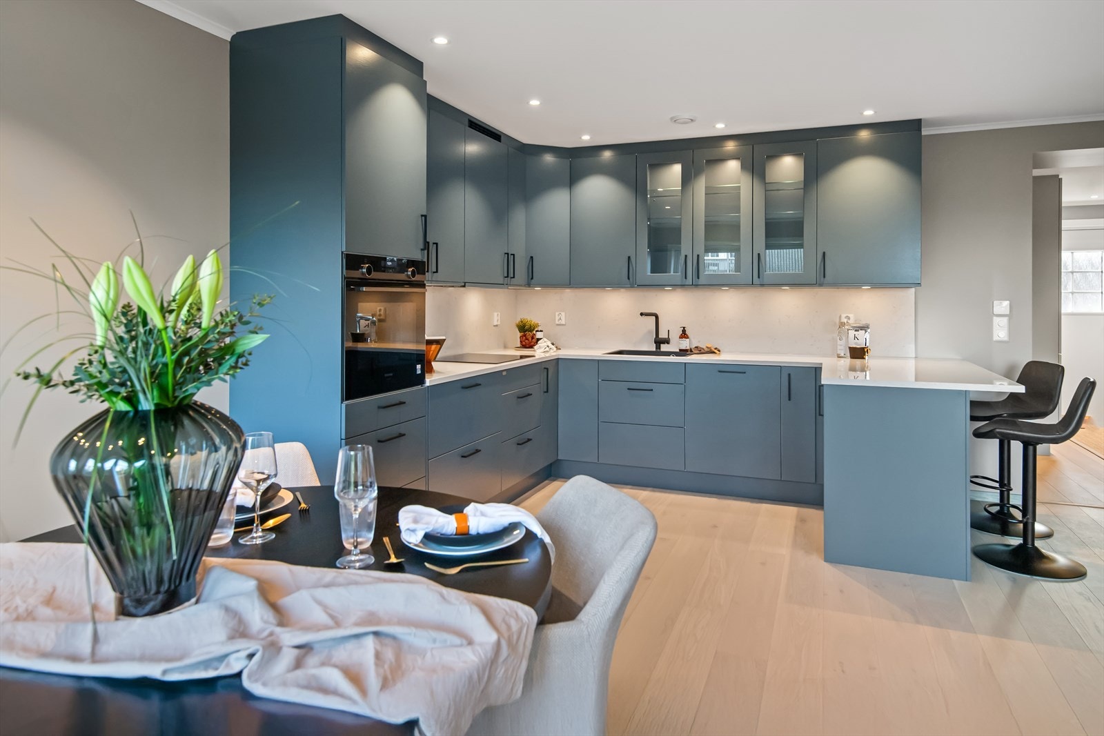 Som samlingspunkt er en barløsning etablert, perfekt til måltider og gode samtaler, men også for lekselesing mens middagen tilberedes. Galleribilde