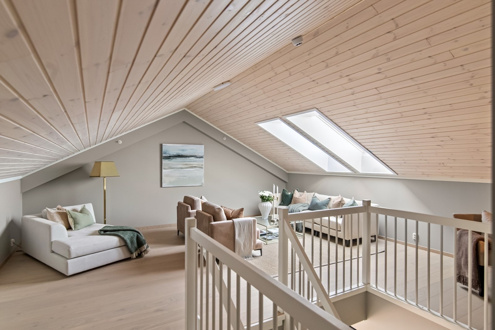 I loftsetasjen finner man en koselig stue med samme type overflater som hovedstuen. Galleribilde