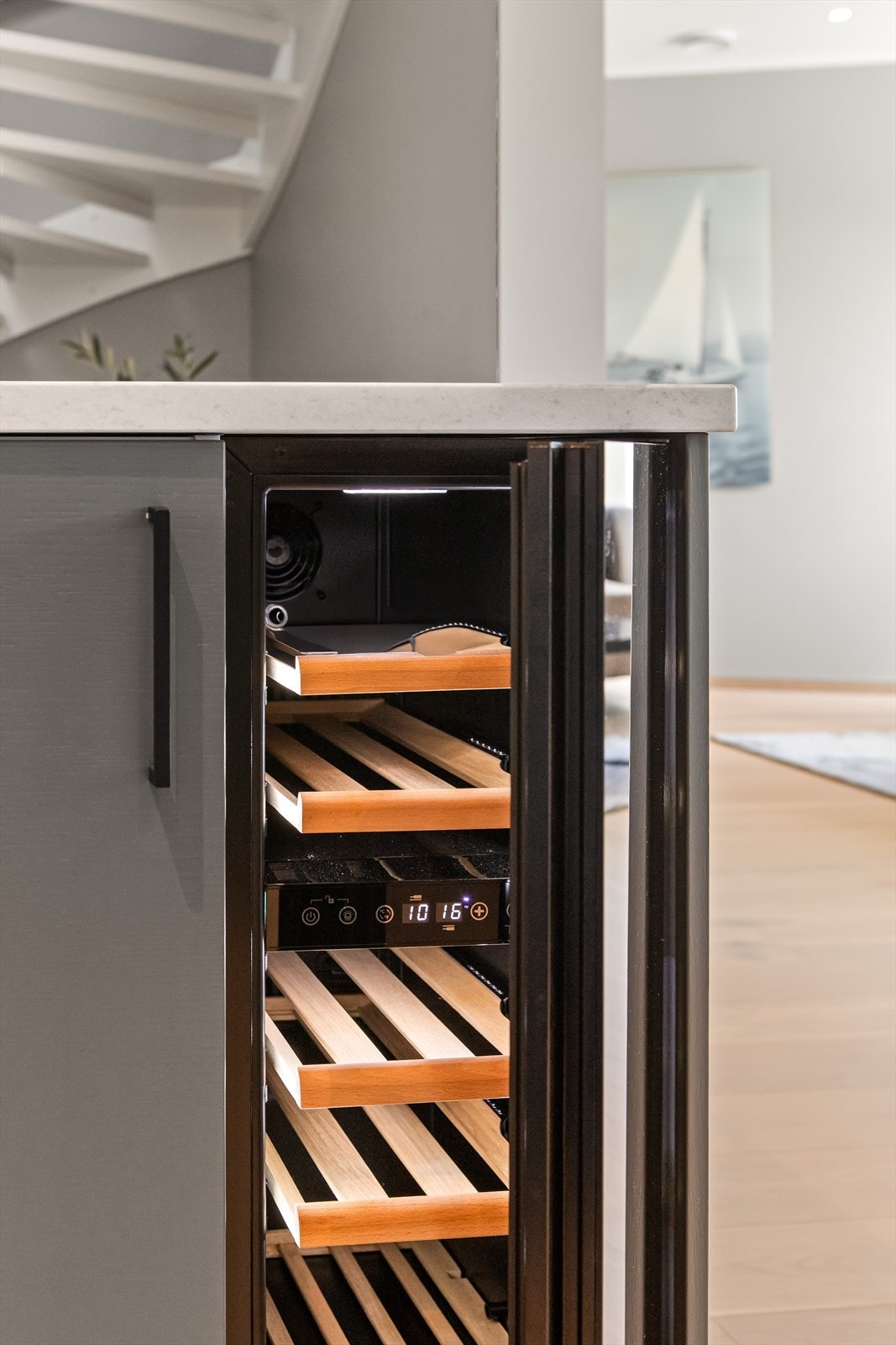 Hvitevarer fra Siemens er integrert, bestående av induksjonstopp, kjøleskuffer, vinskap, oppvaskmaskin og en stekeovn i høyskap. Galleribilde