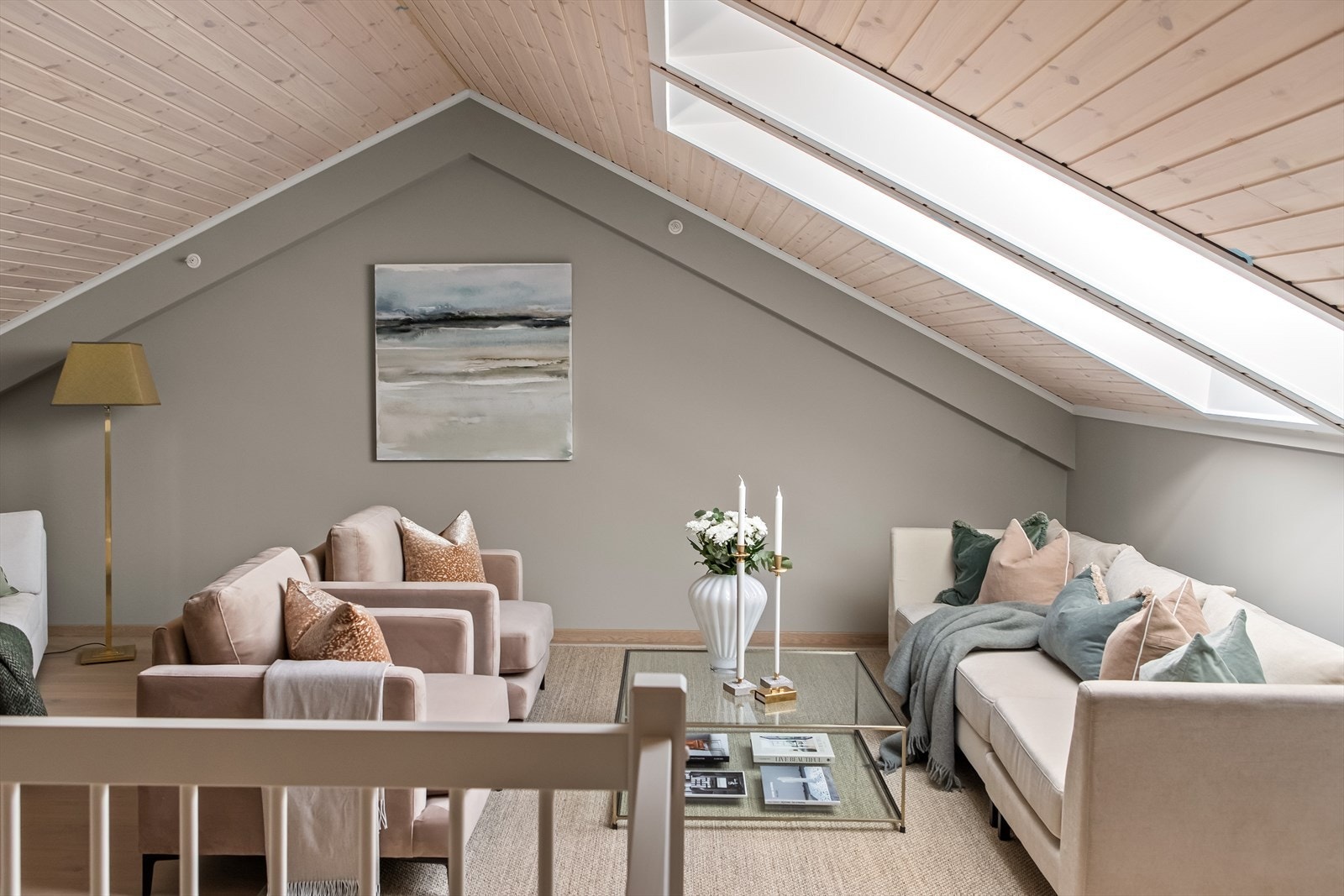 Tre takvinduer er utstyrt med solskjerming, og stuen har god plass til både kontorkrok og sofagruppe. Galleribilde