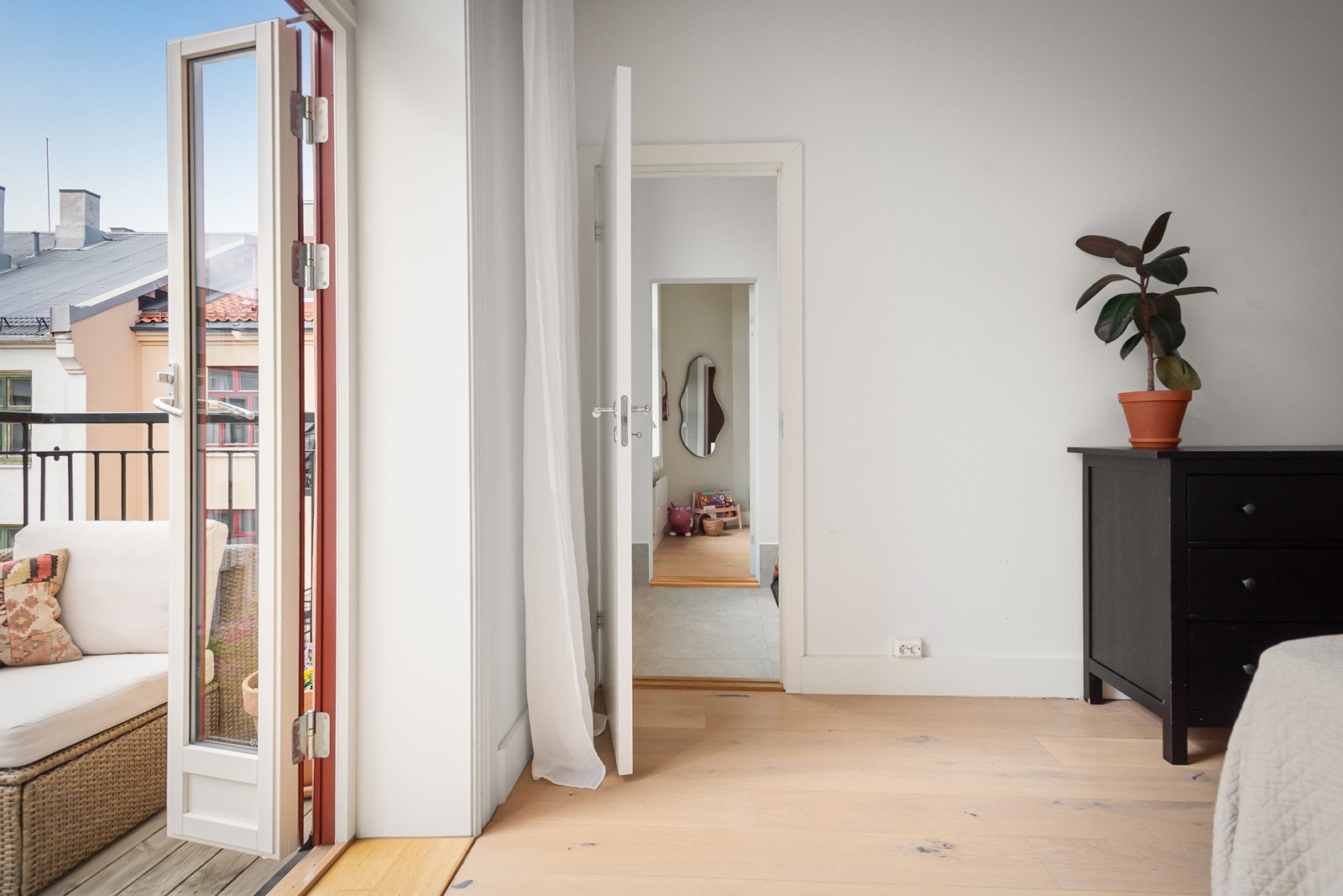 Fra begge soverommene er det inngang til badet i leiligheten Galleribilde
