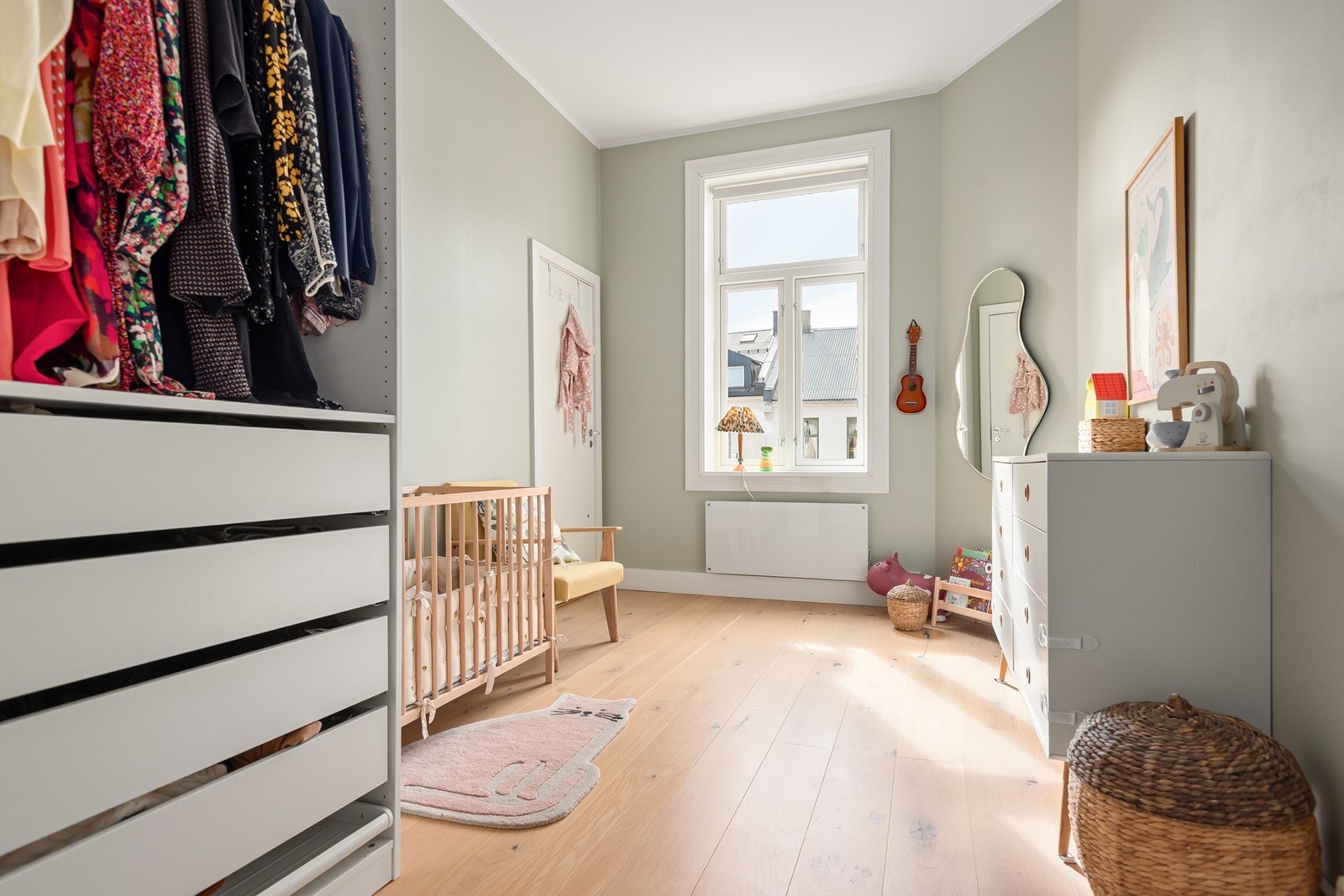 Soverom 2 med god plass til seng og kontorløsning. Også perfekt til bruk som et barnerom Galleribilde