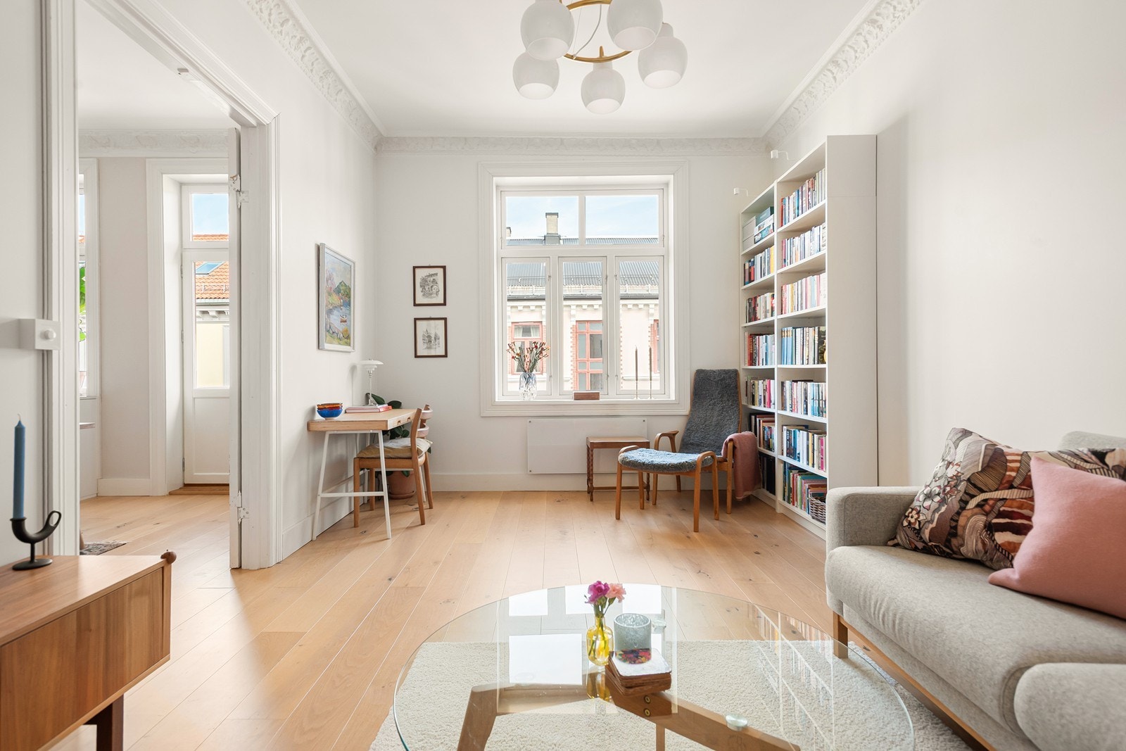 Leiligheten har klassiske detaljer som stukkatur og rosetter, doble fløydører, store vindusflater som slipper inn godt med naturlig lys og generøs takhøyde som skaper en fantastisk atmosfære Galleribilde