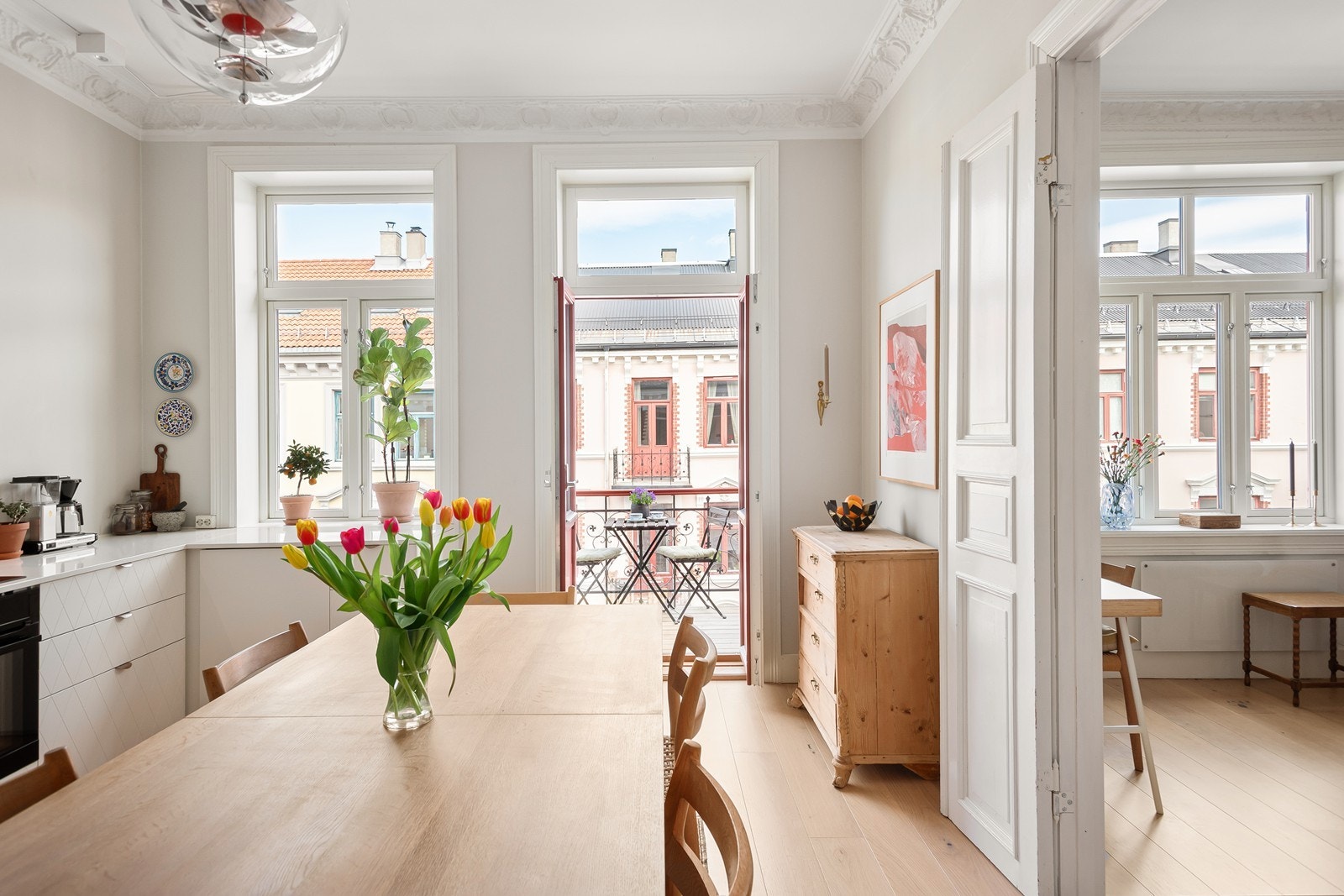 Flott og luftig balkong hvor man kan grille og nyte morgensolen Galleribilde