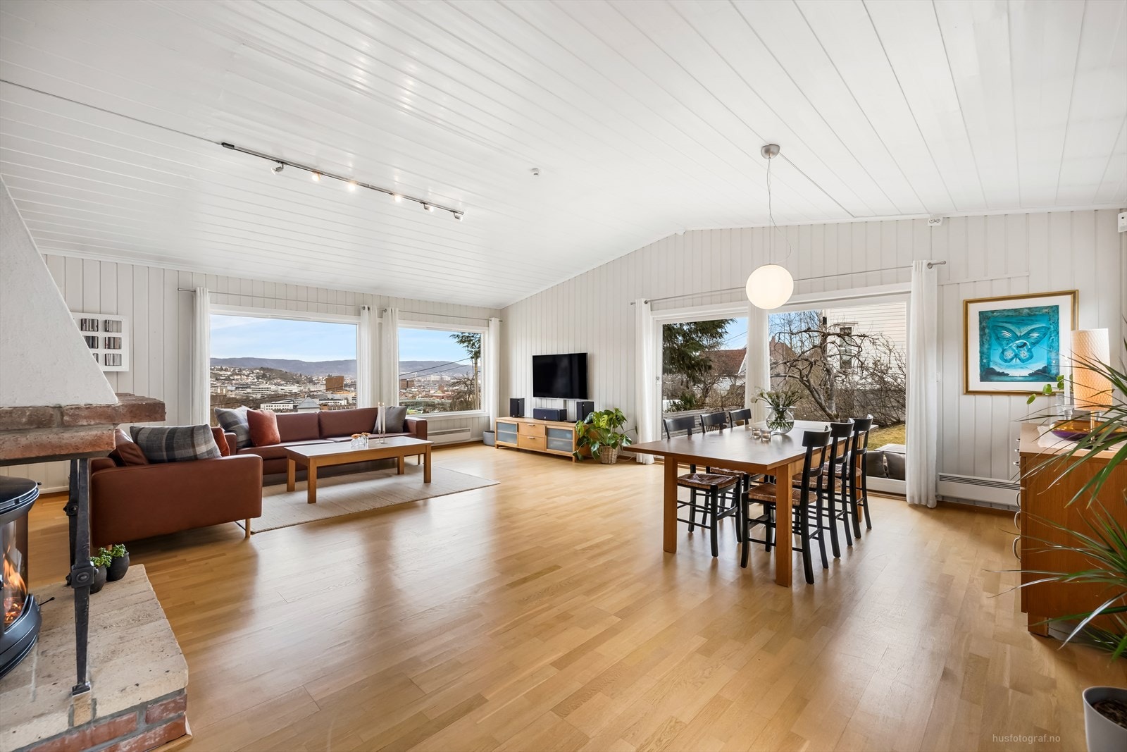 Spisebordet finner sin naturlige plassering i spisestuen, her kan en fint dekke på til mange gjester og invitere til store selskaper. Galleribilde