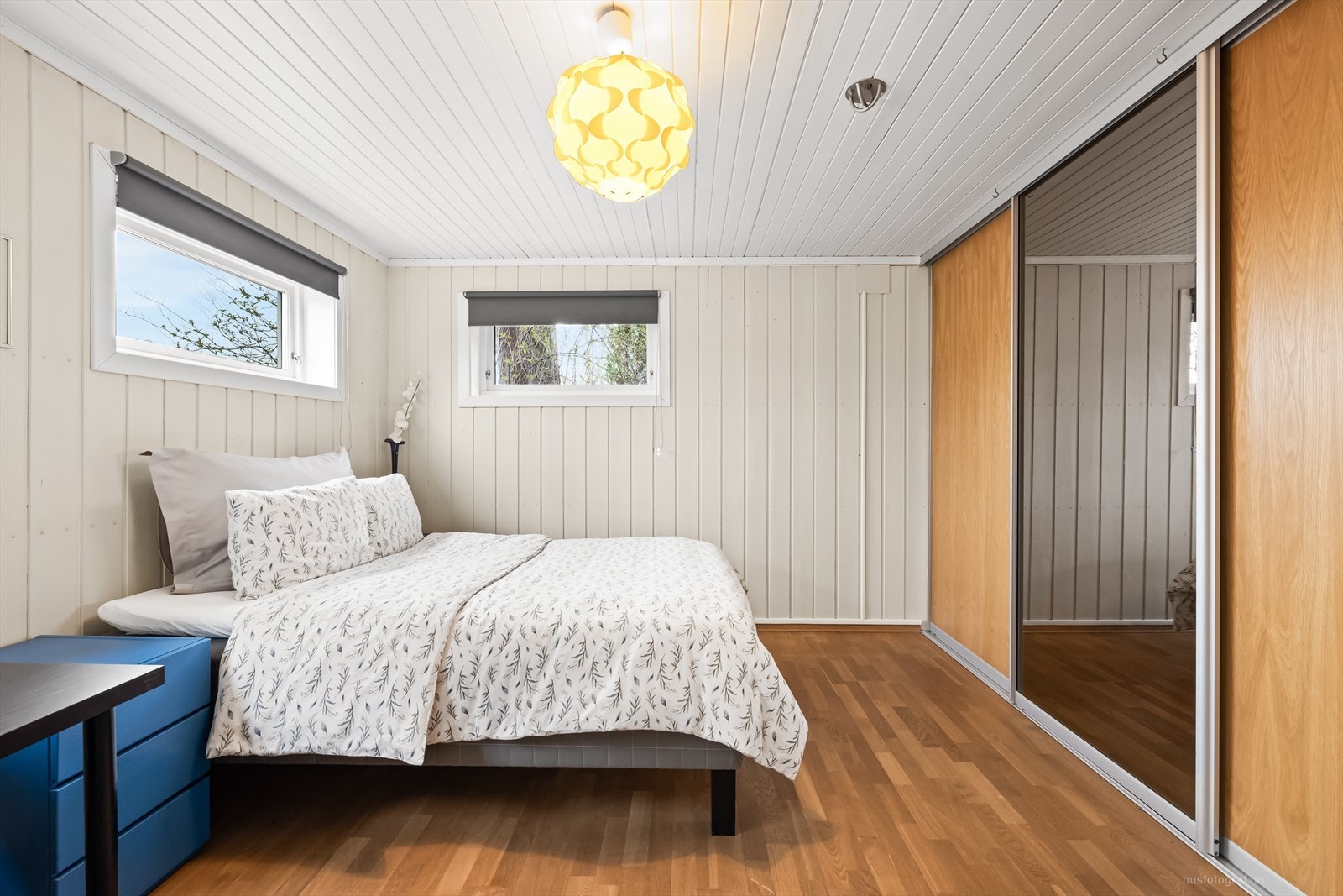 Soverom med skyvedørsgarderobe. Galleribilde