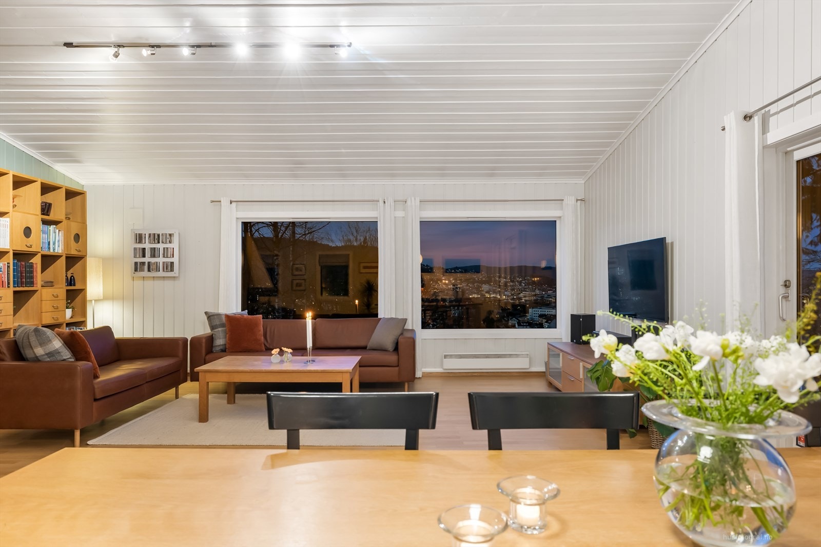 Hyggelig kveldsstemning i stuen. Galleribilde