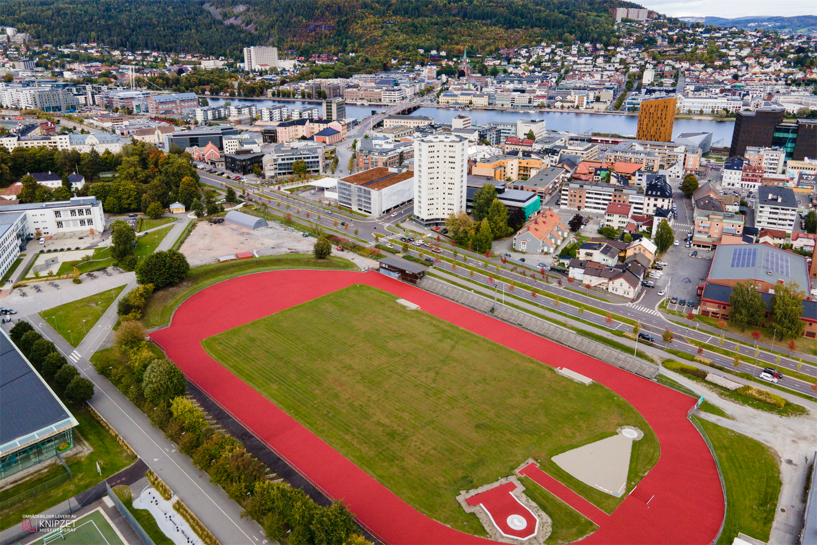 Fra boligen er det kort vei til Sats treningssenter, Marienlyst med Drammenshallen, friidrettsbane, skøytebane på vinteren og Drammensbadet. Galleribilde