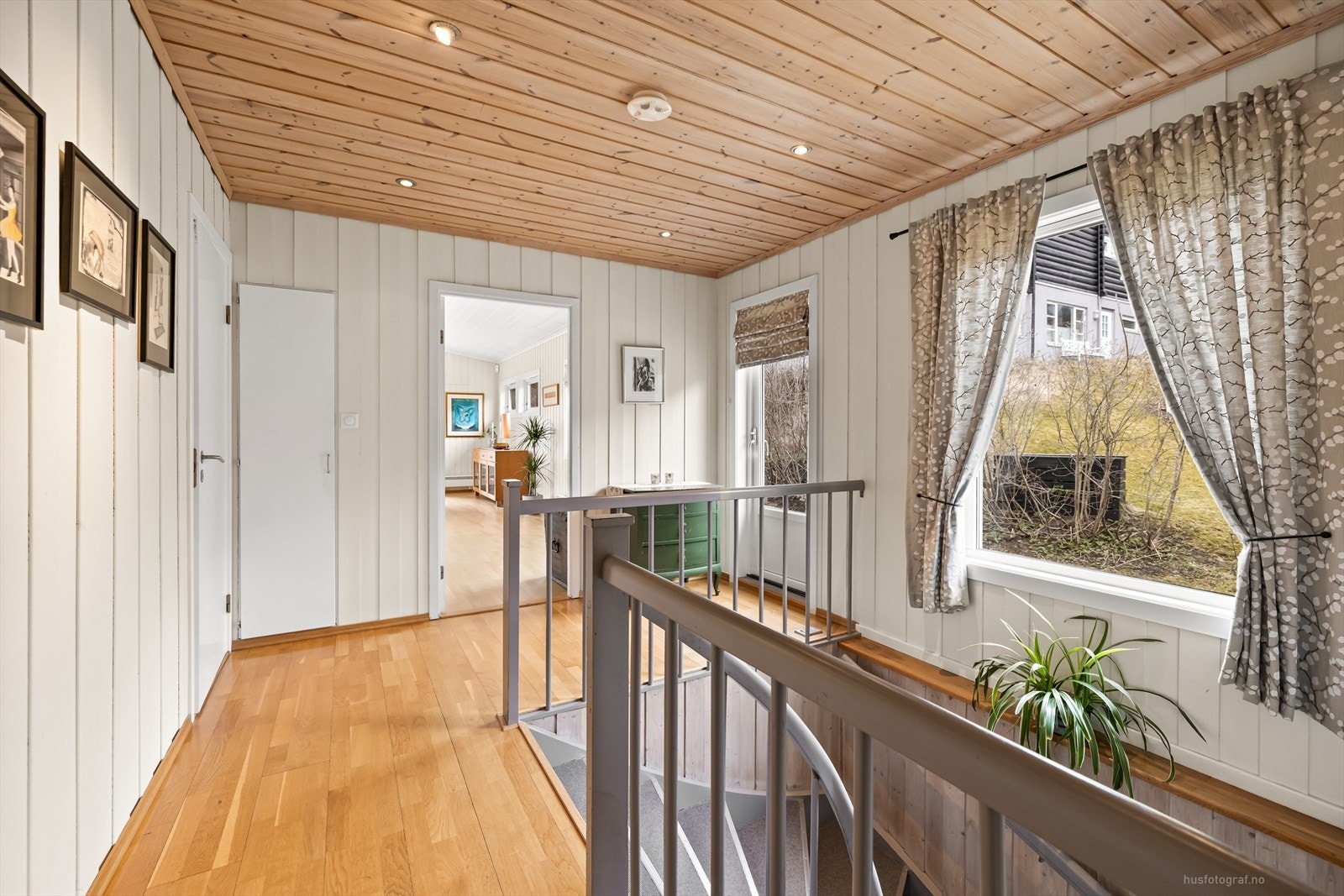 Boligen har en familieorientert planløsning som går over to etasjer. Galleribilde