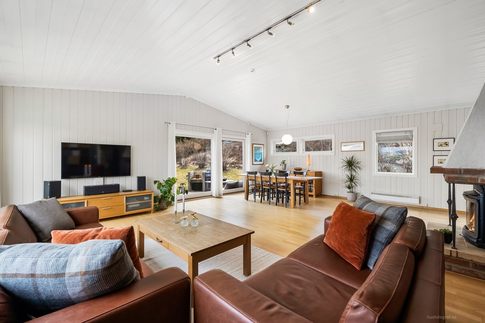 Fra stuen er det direkte utgang med skyvedør til boligens uteområde og hage. Galleribilde