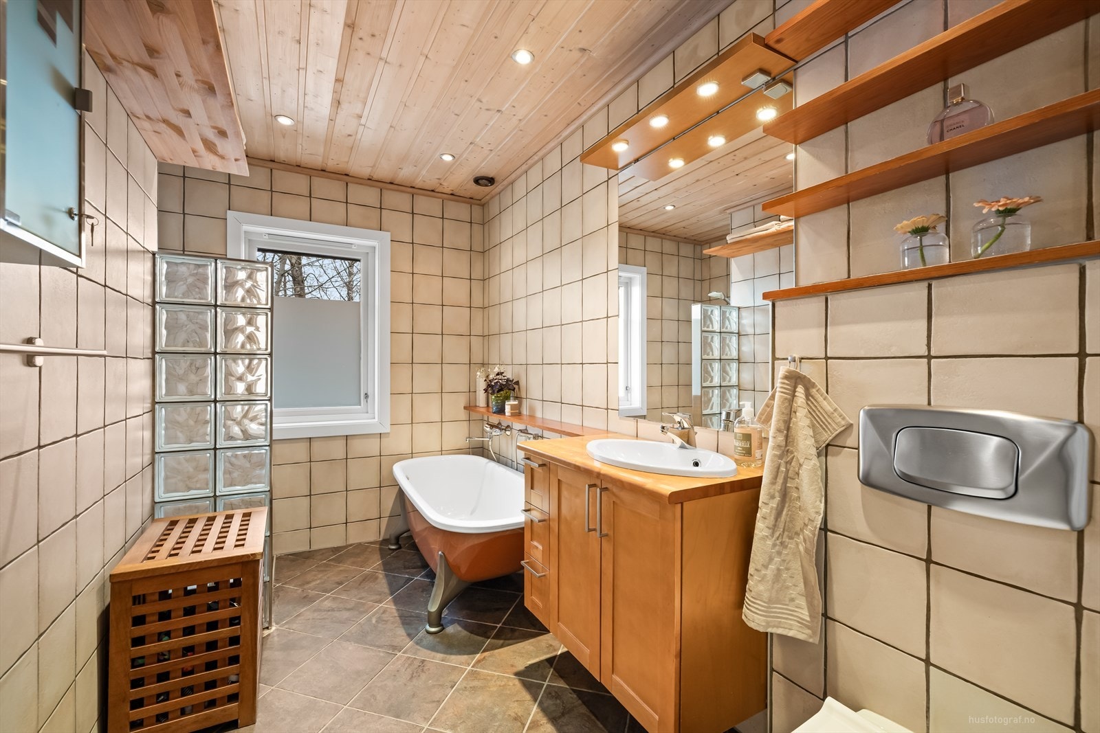 Badet er innredet med baderomsinnredning med nedfelt servant, speil og rom for diverse oppbevaring i underskap. Galleribilde