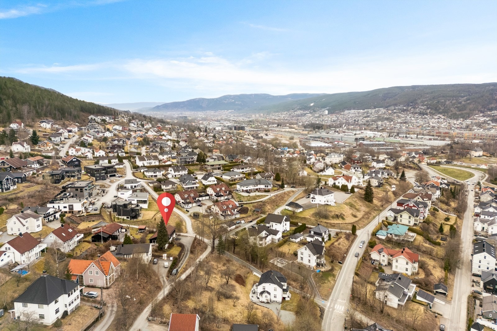 Fra Drammen er det ca. 32 minutter med tog til Oslo. Det er også god bussforbindelse i Konnerudgata og bussknutepunkt innen få minutters gange. Galleribilde