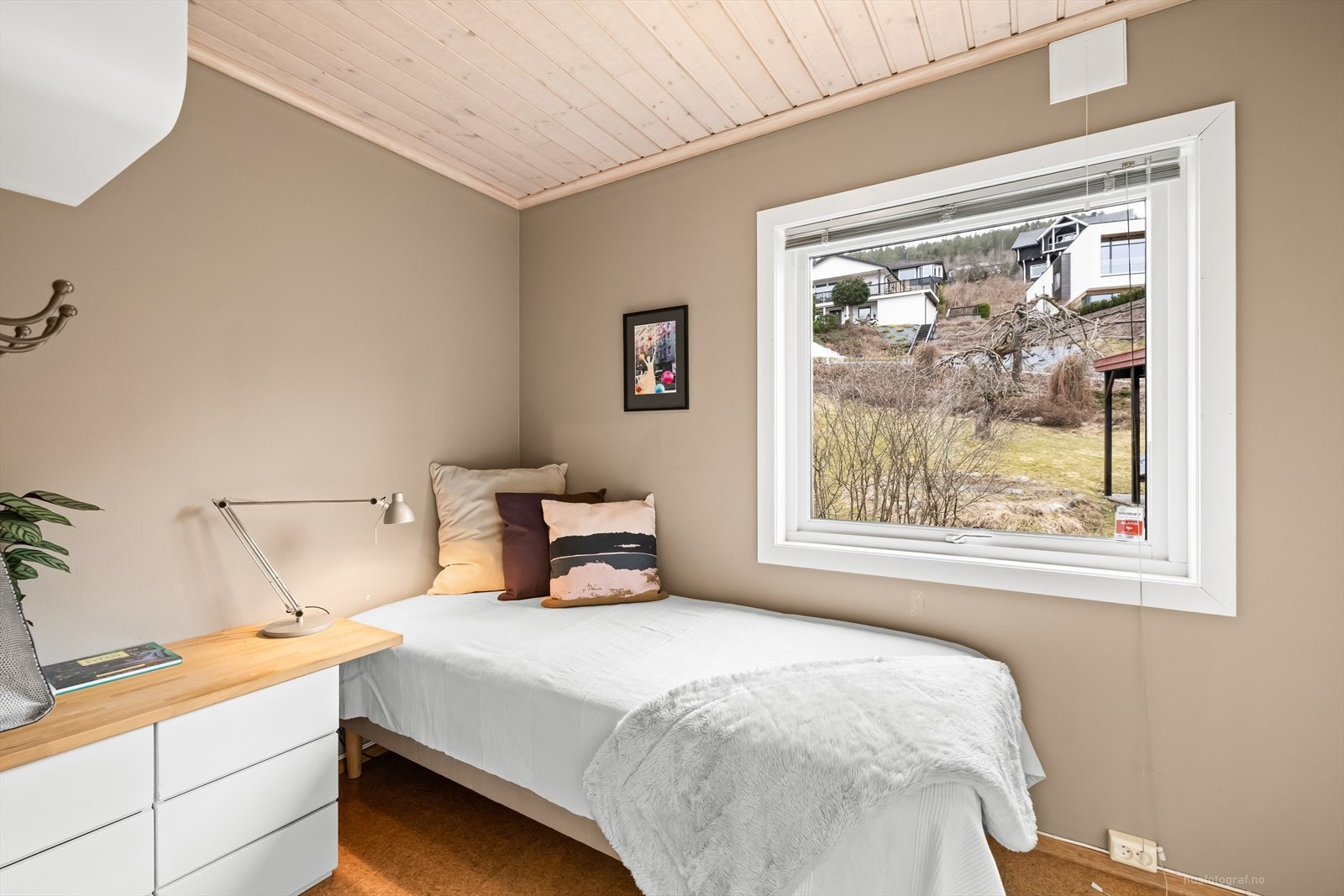 Alle soverommene har gode lysforhold, smarte oppbevaringsløsninger, god plass til dobbeltseng og utstråler en behagelig atmosfære for avslapning og hvile. Galleribilde
