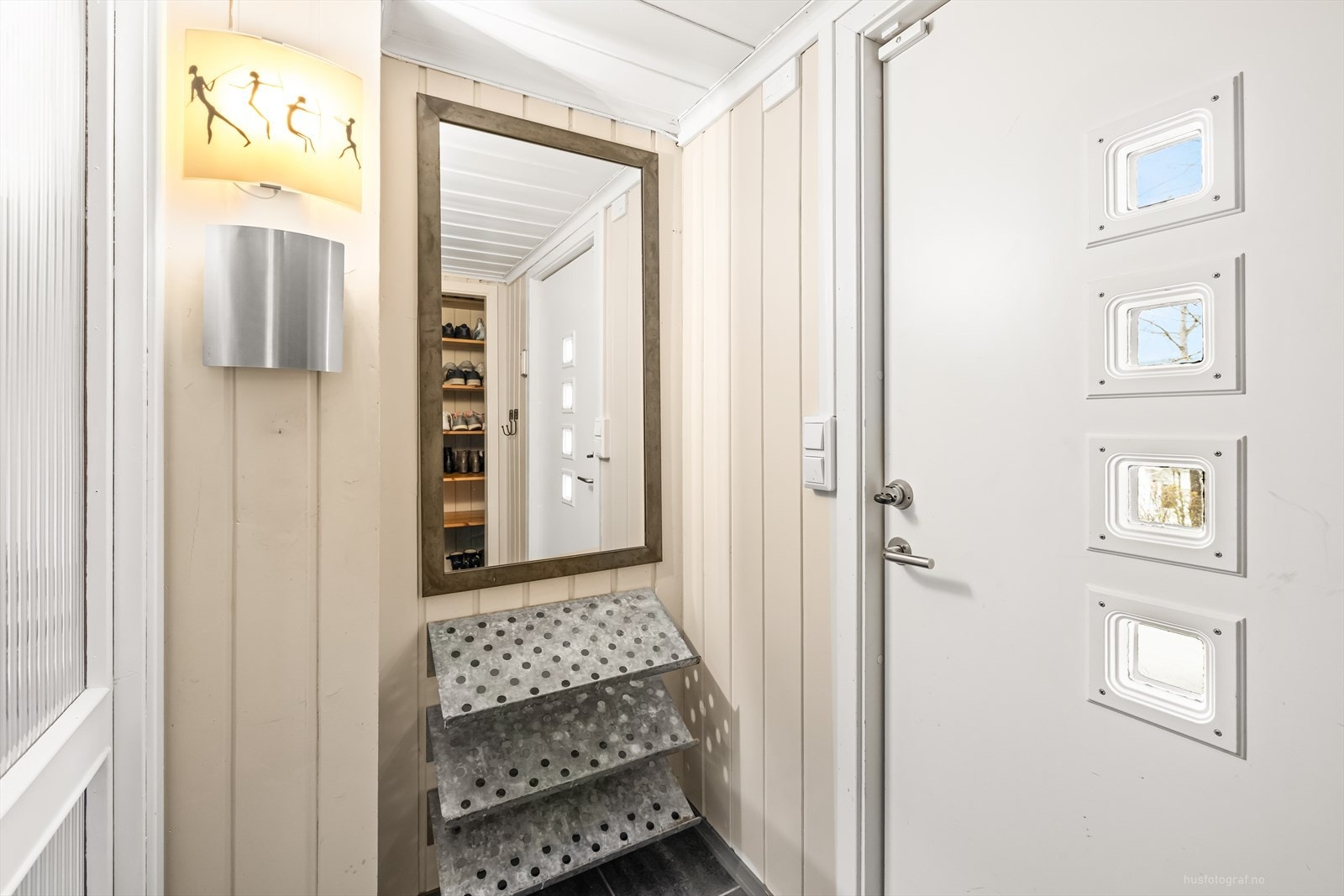 Velkommen inn! Man ankommer boligen fra et pent overbygget inngangsparti. Galleribilde