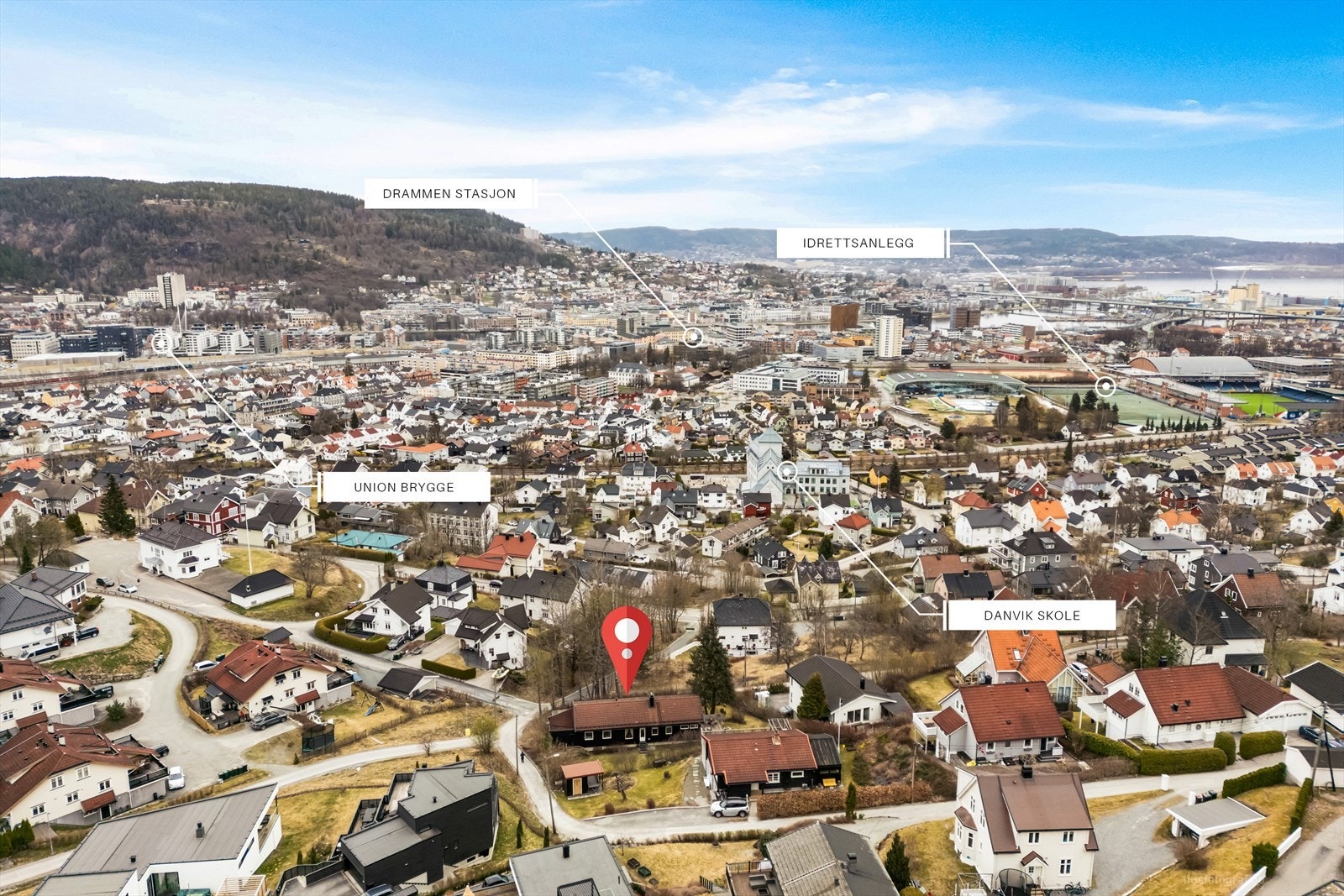 Åsveien 25 har en attraktiv beliggenhet på Danvik, et svært sentralt og hyggelig boligstrøk i et av Drammens flotteste byområde. Galleribilde