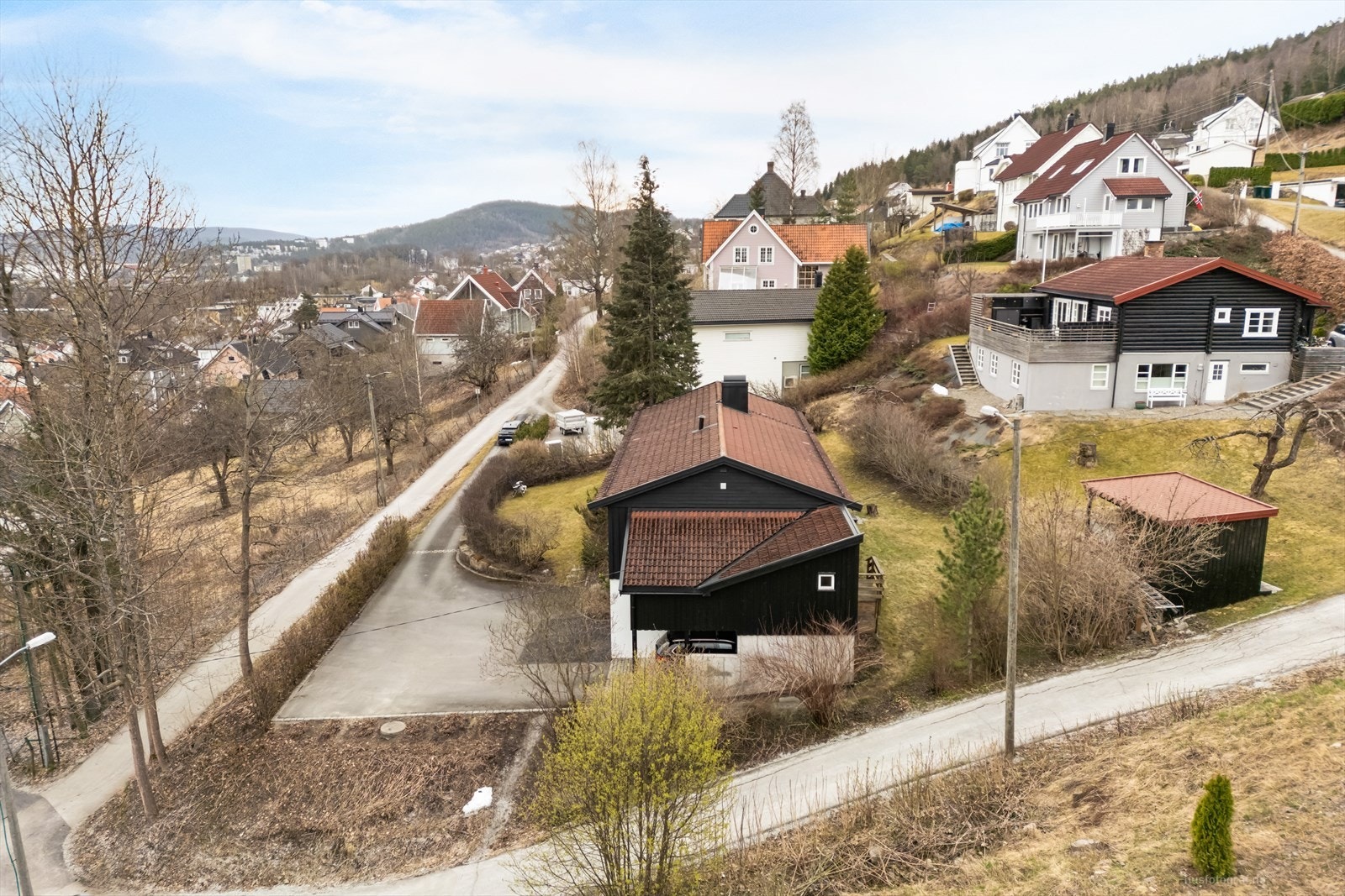 En stor og delikat familiebolig i enden av blindvei med nydelig utsikt utover Drammen. Galleribilde