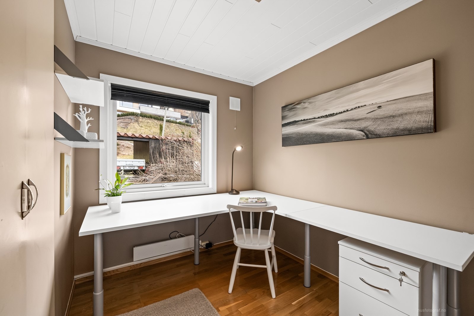 Soverom 5 er i dag innredet som kontor, et perfekt sted for hjemmekontor. Galleribilde