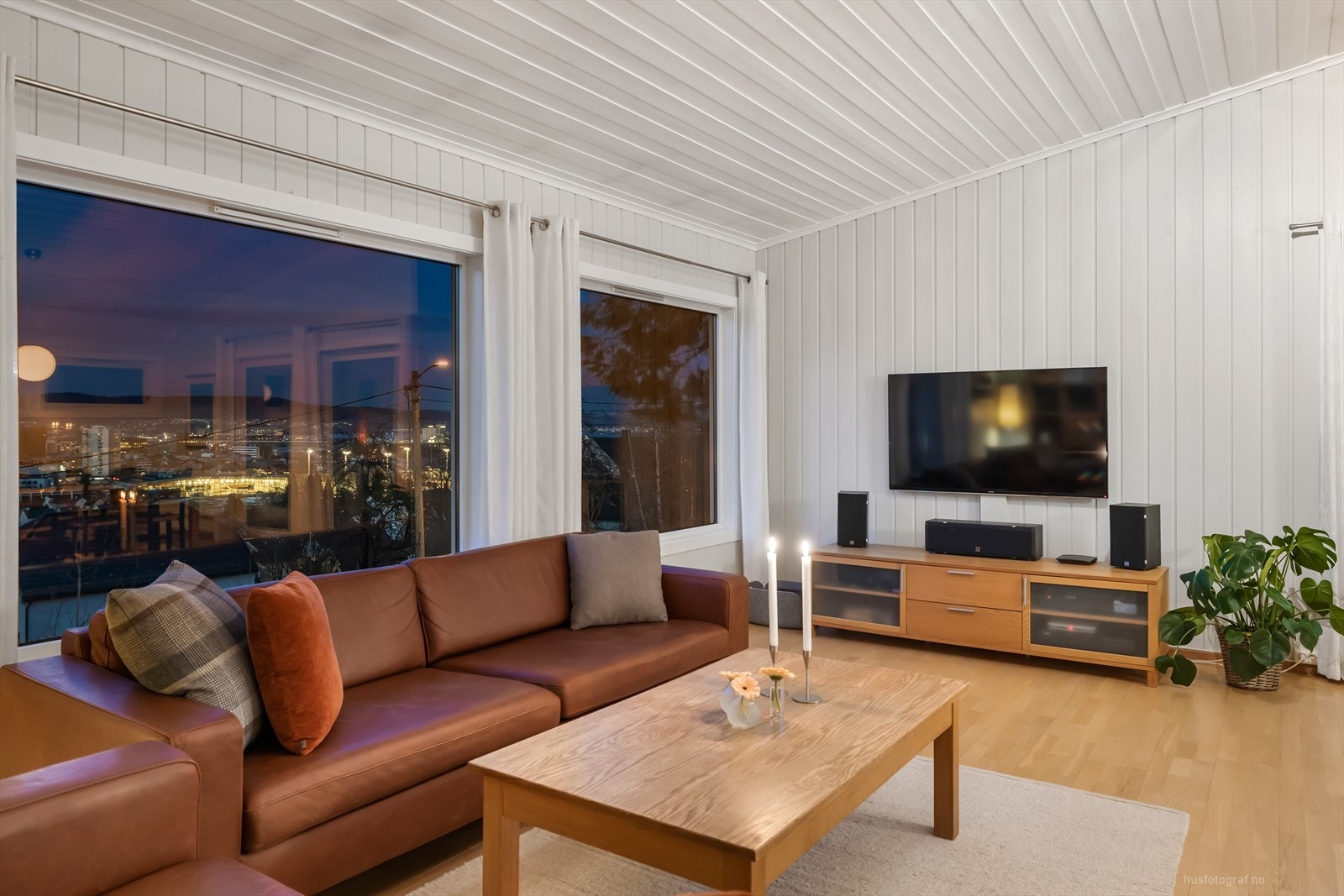 Stuen byr på en elegant atmosfære med sine store vindusflater mot utsikten. Galleribilde