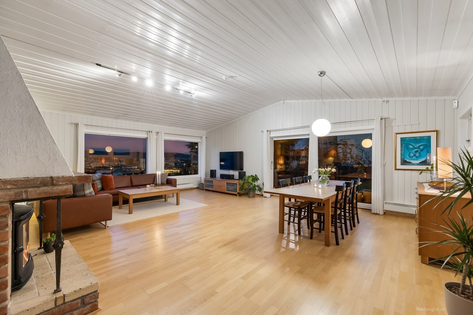 Det er god plass til både sofagruppe og spisebord, og området er ideelt for både avslapning og sosiale sammenkomster. Galleribilde
