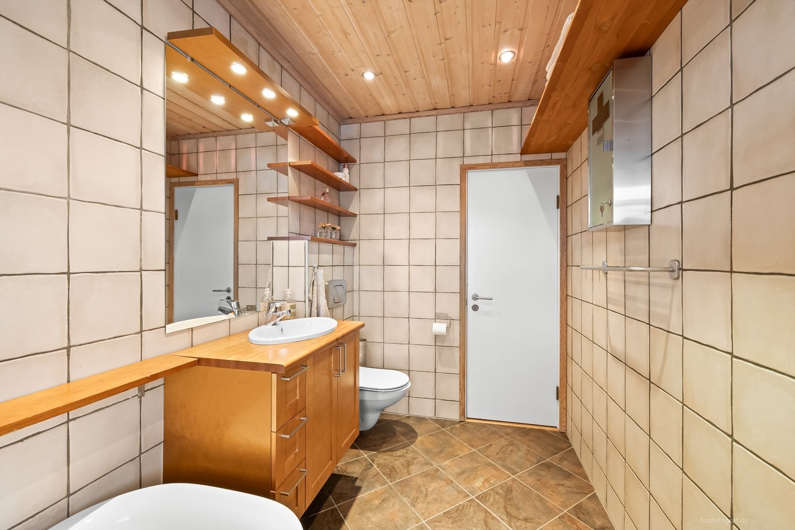 Badet i hovedetasjen er pent flislagt med varmekabler i gulv og downlights i tak. Galleribilde