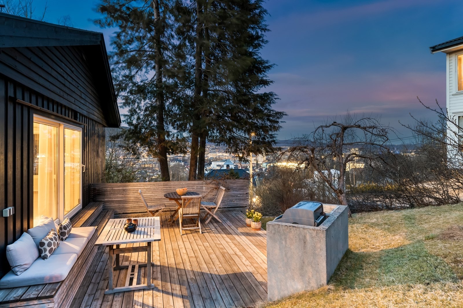 Terrassen har en plassbygd benk og mulighet til å kunne møblere med utemøblement og grill. Galleribilde