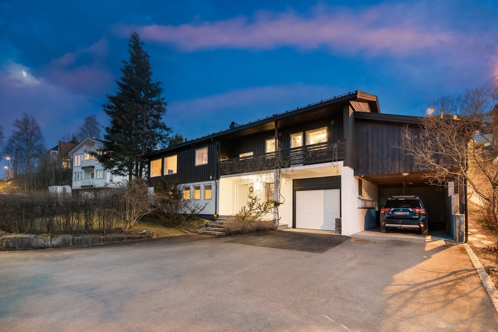 Parkering forekommer i egen gårdsplass, integrerte garasje og carport. Galleribilde