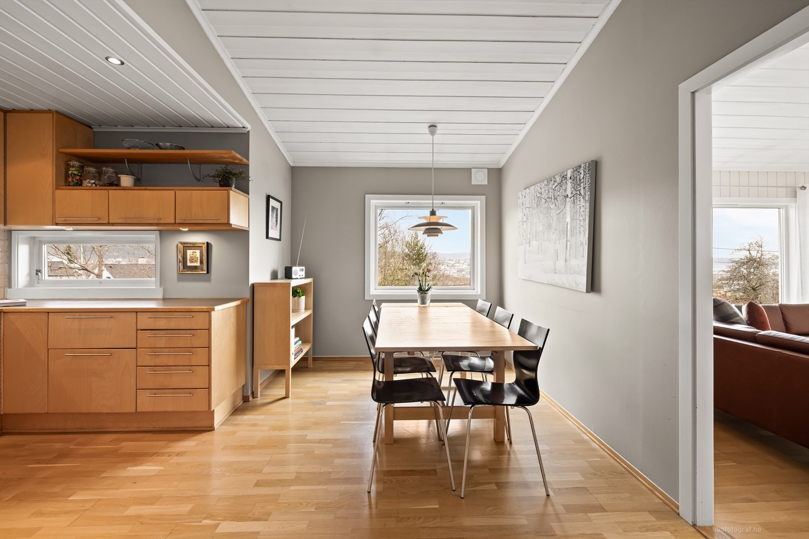 Det er rom for en sittegruppe på kjøkkenet, der en kan sitte å nyte frokosten. Galleribilde