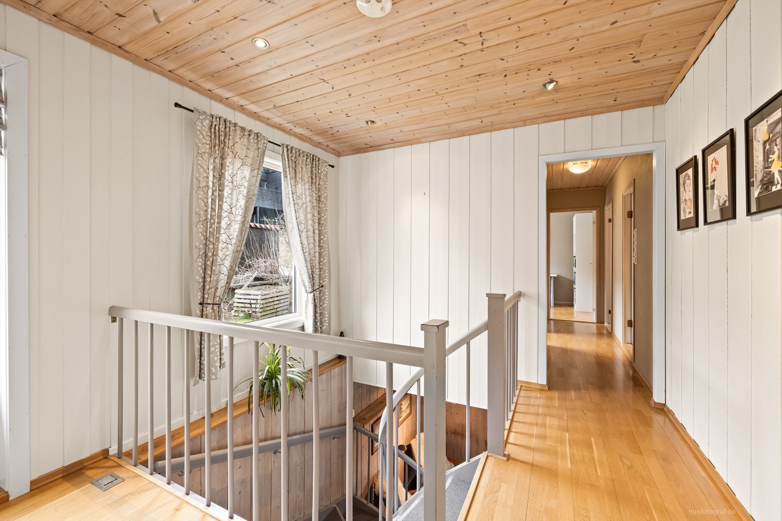 En stor og delikat familiebolig i enden av blindvei med nydelig utsikt utover Drammen. Galleribilde